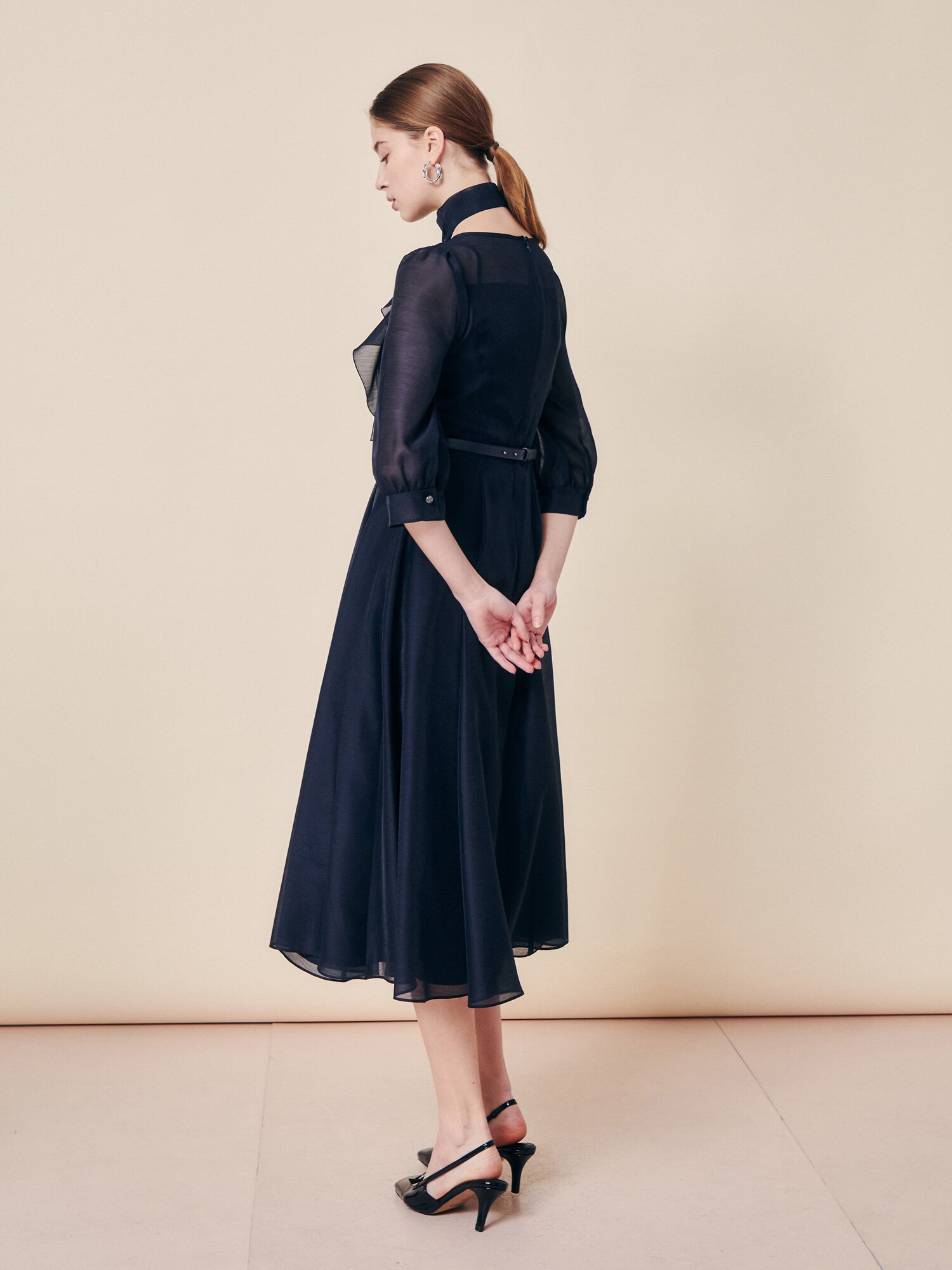 에어리 시어 드레이프 타이 드레스 (DARK NAVY)