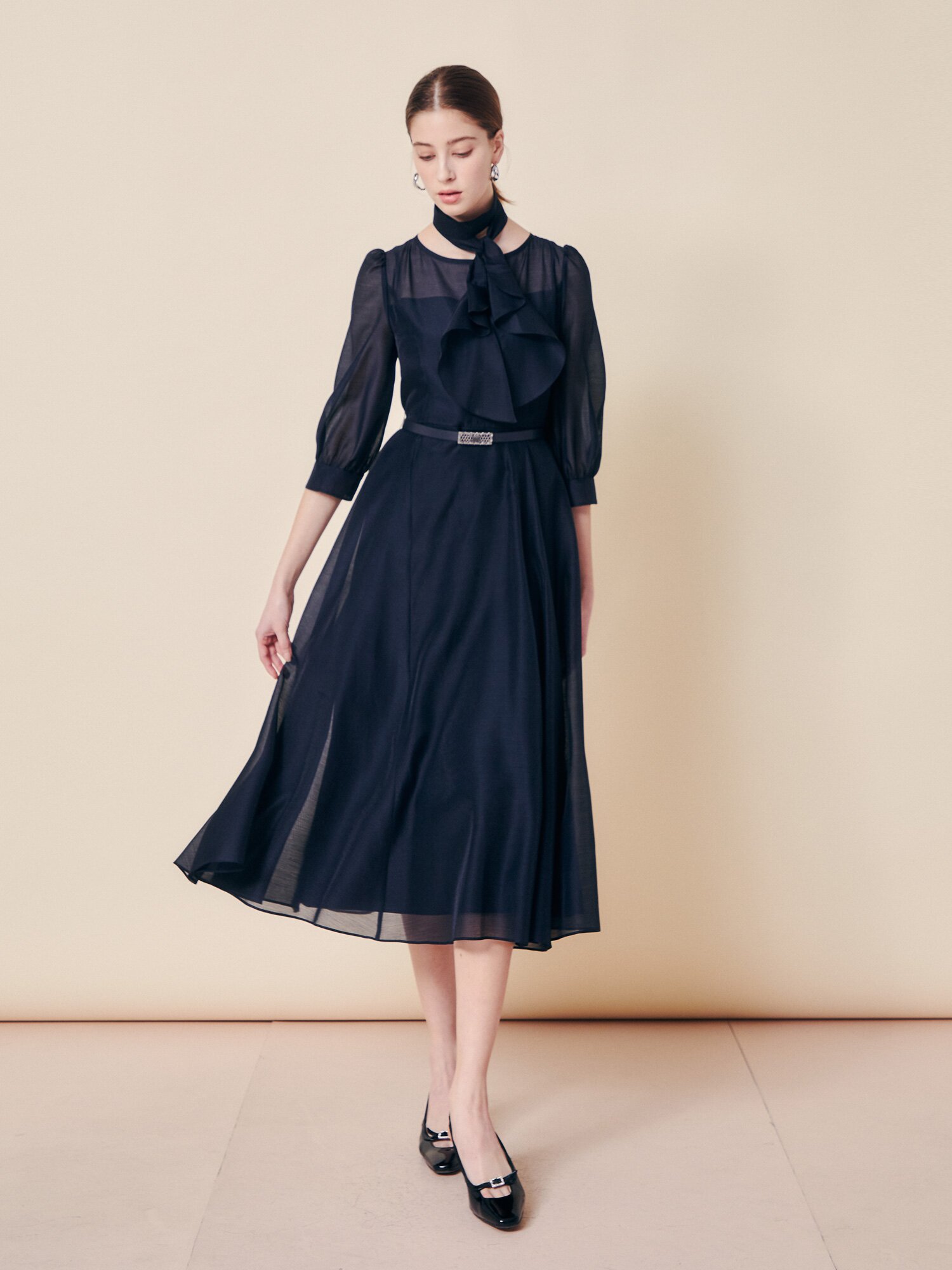 에어리 시어 드레이프 타이 드레스 (DARK NAVY)