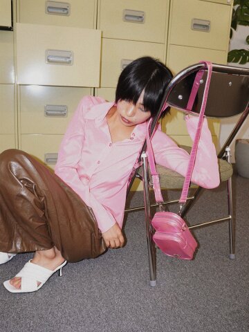 이에이에 루크 크로스바디 백 스트로베리 핑크 
