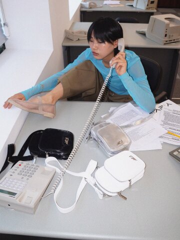 이에이에 루크 크로스바디 백 글로시 화이트 
