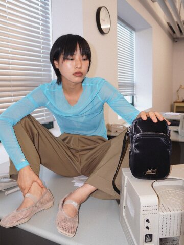 이에이에 루크 크로스바디 백 글로시 블랙 
