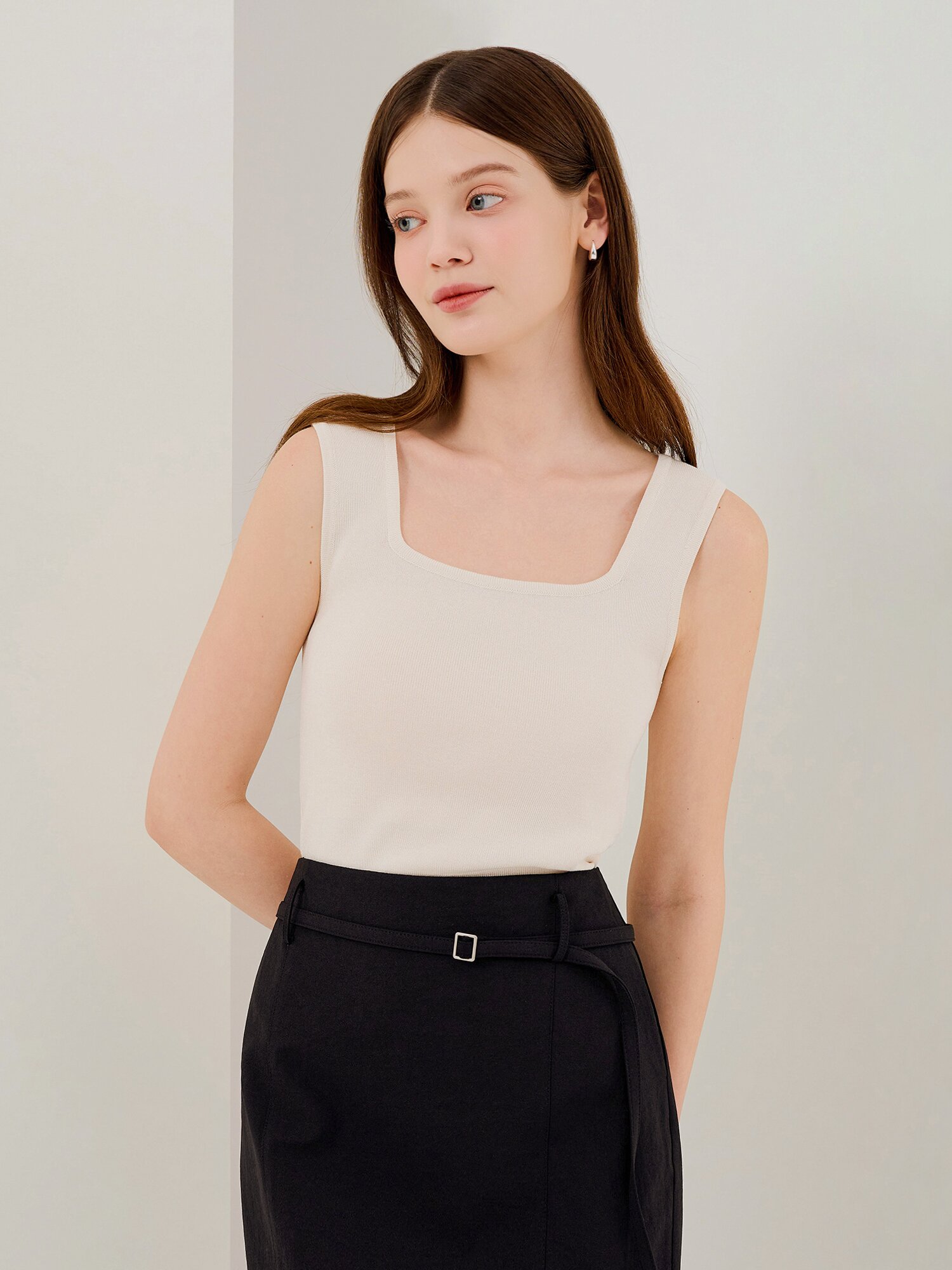 슬리브리스 스퀘어넥 크롭 니트 (LIGHT BEIGE)