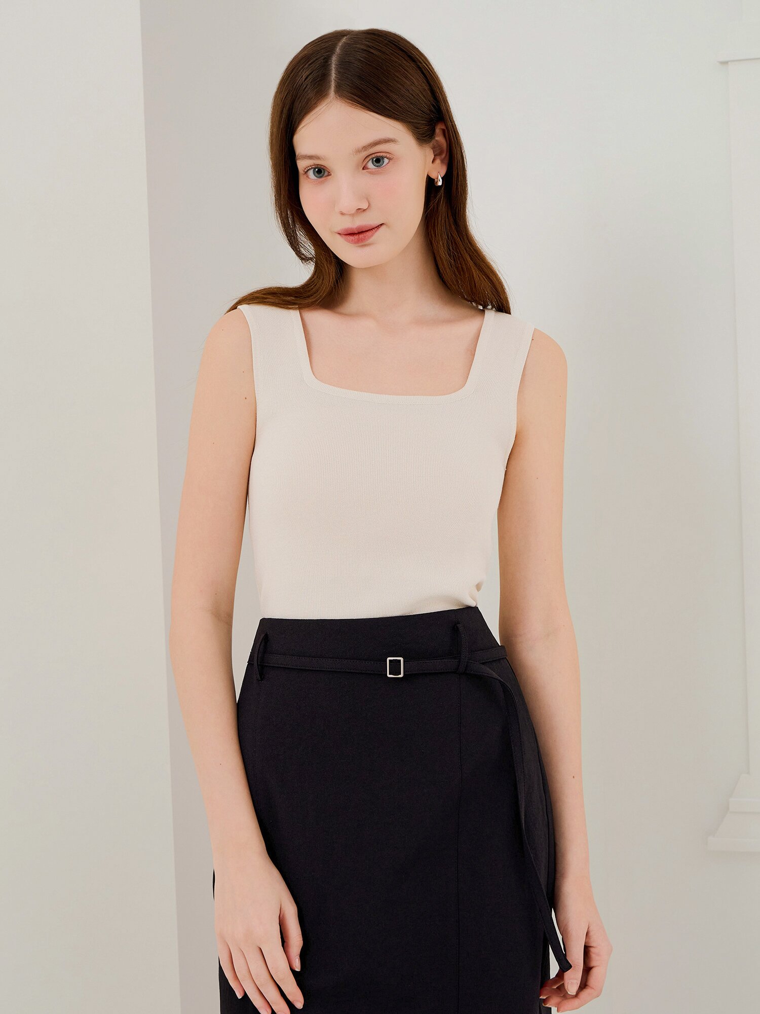 슬리브리스 스퀘어넥 크롭 니트 (LIGHT BEIGE)