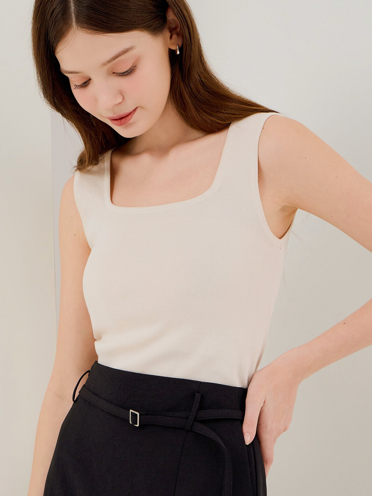 슬리브리스 스퀘어넥 크롭 니트 (LIGHT BEIGE)