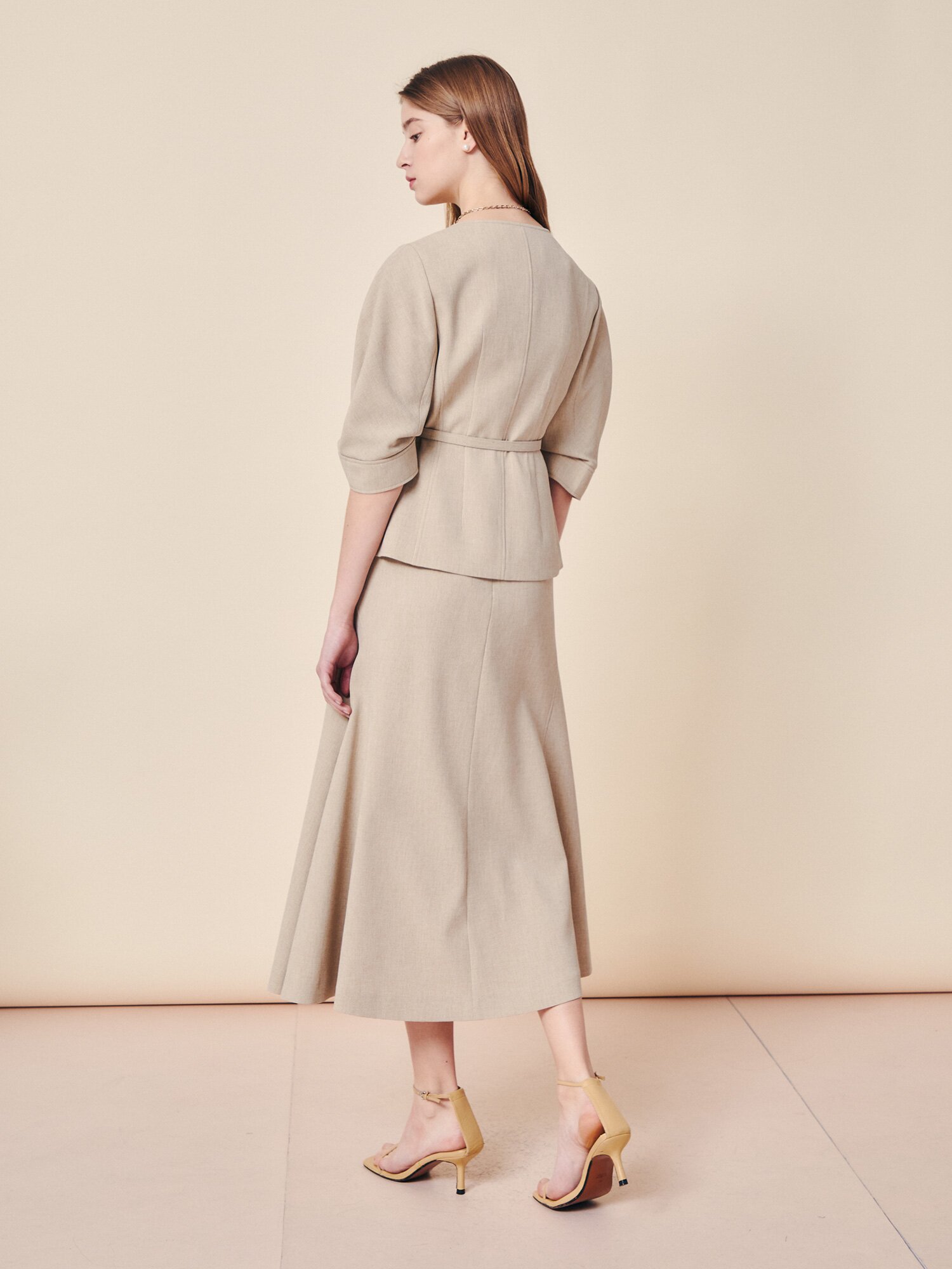 시그니처 벨티드 컨투어 재킷 (BEIGE)