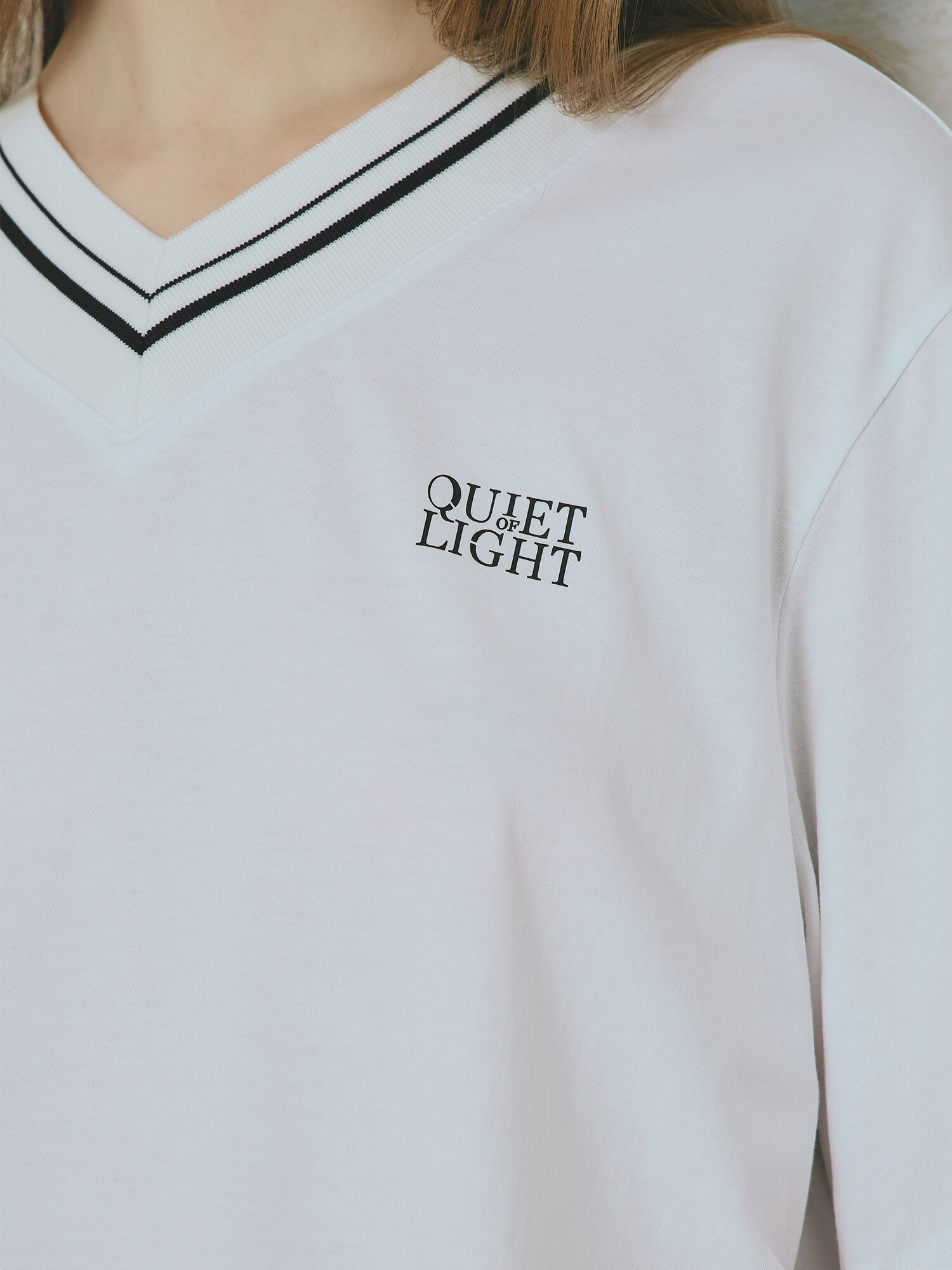 브이넥 블라우스형 티셔츠 (WHITE)