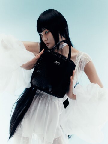 이에이에 벨 스퀘어 백 크로스백 제트 블랙 
