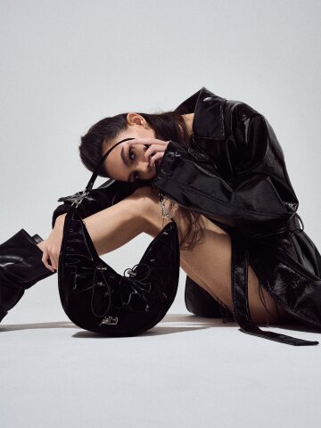 이에이에 소피아 백 숄더백 글로시 블랙