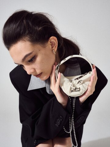 이에이에 베이비 샤샤 백 미니백 글로시 아이보리 
