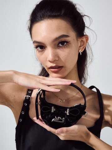 이에이에 베이비 샤샤 백 미니백 글로시 블랙
