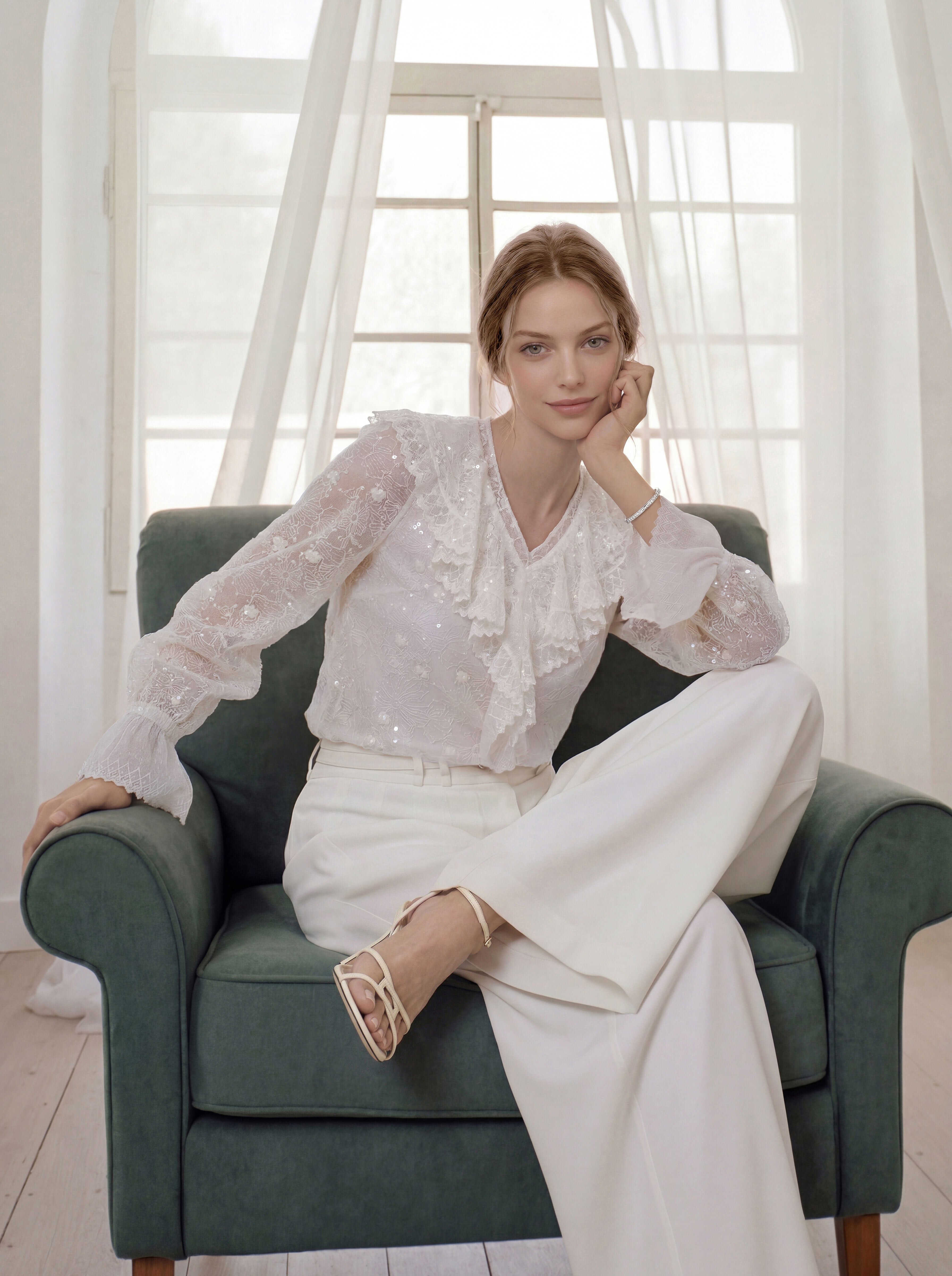 플라워 레이스 훌 블라우스 (IVORY)