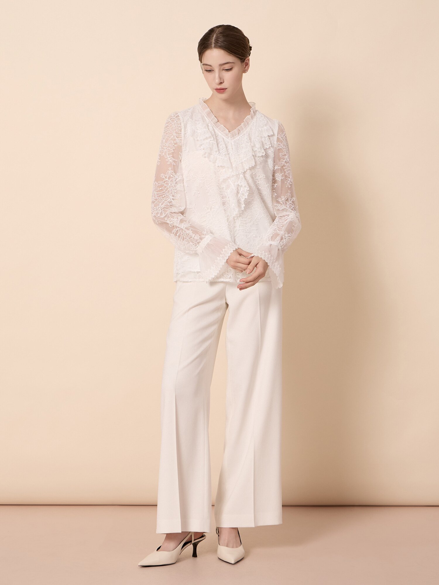 플라워 레이스 훌 블라우스 (IVORY)