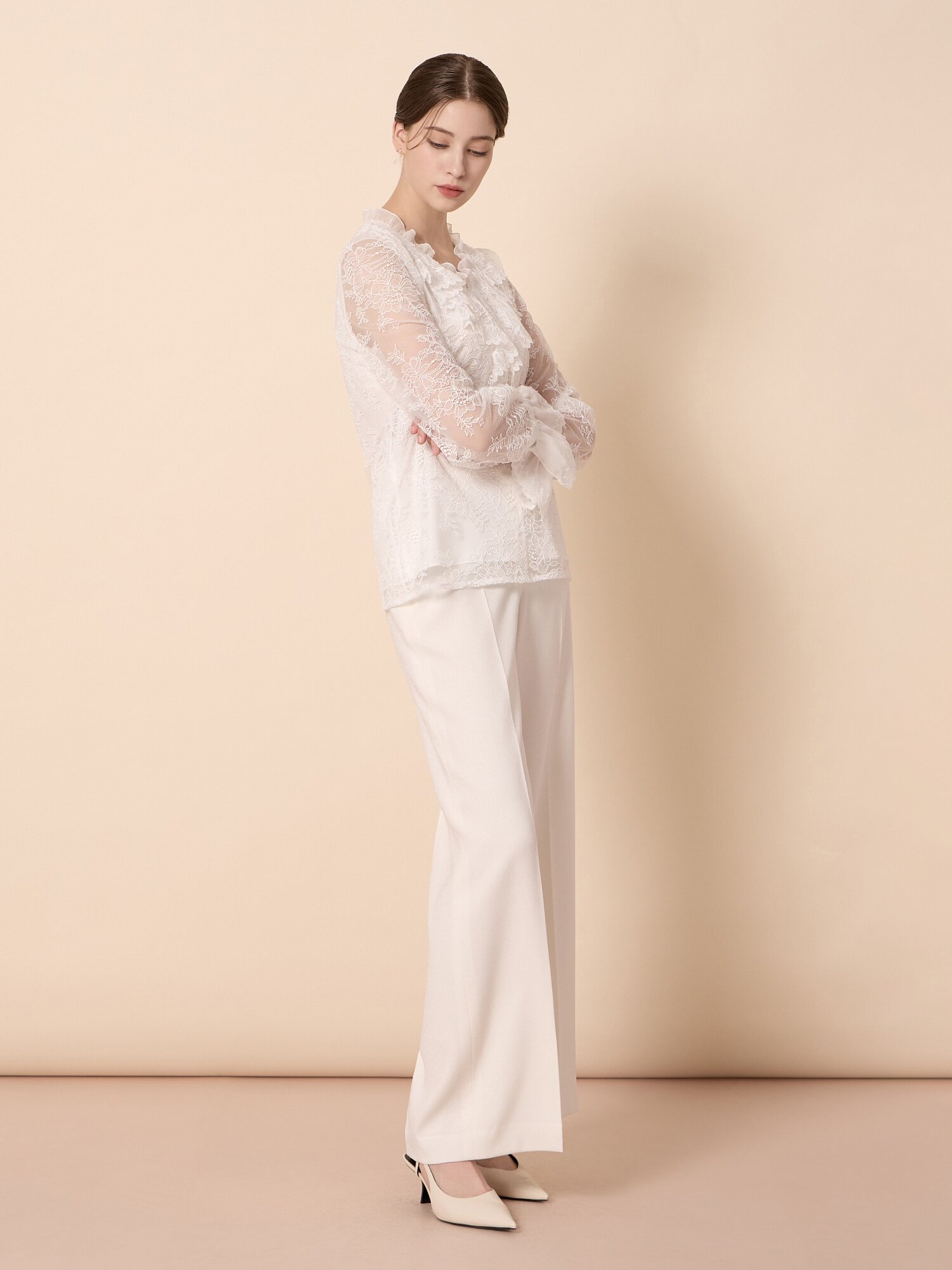 플라워 레이스 훌 블라우스 (IVORY)