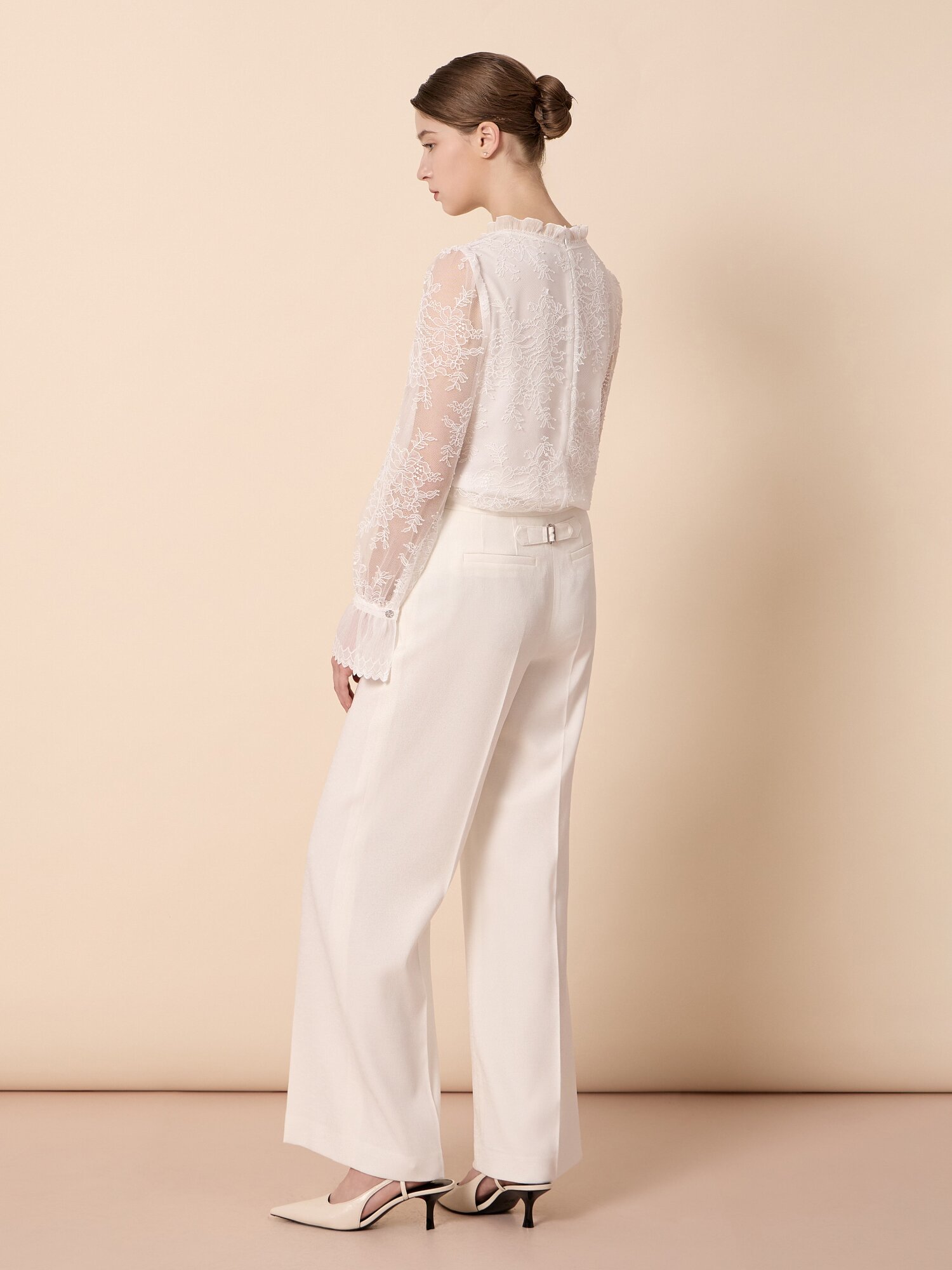 플라워 레이스 훌 블라우스 (IVORY)