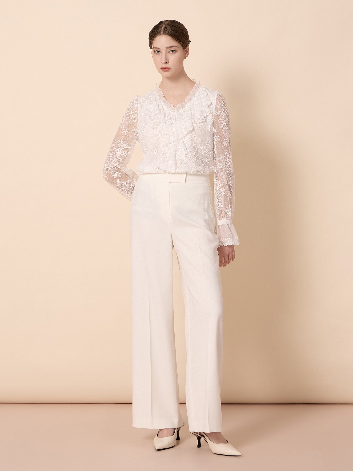 플라워 레이스 훌 블라우스 (IVORY)