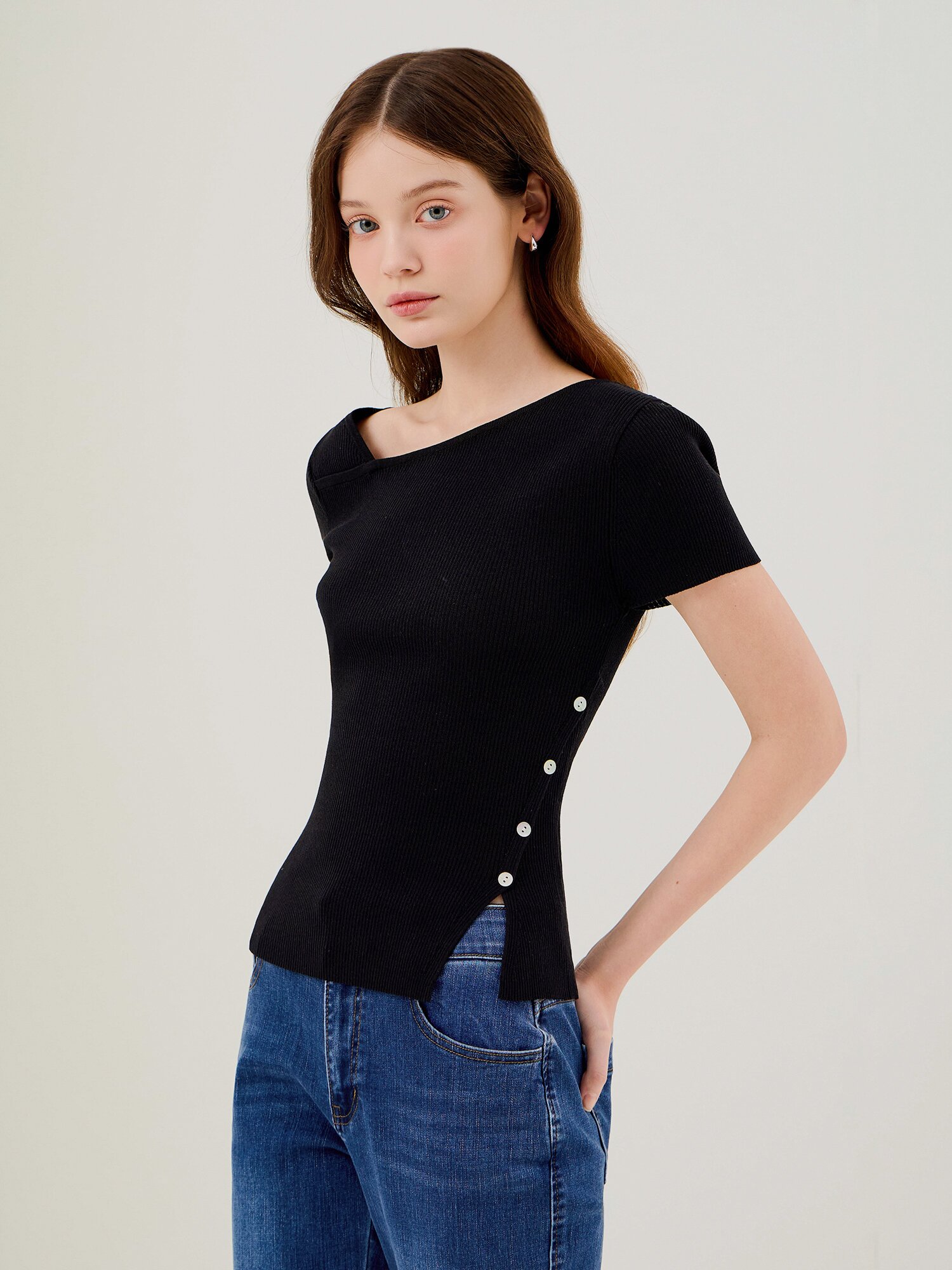 언밸런스 버튼 장식 풀오버 니트 (BLACK)