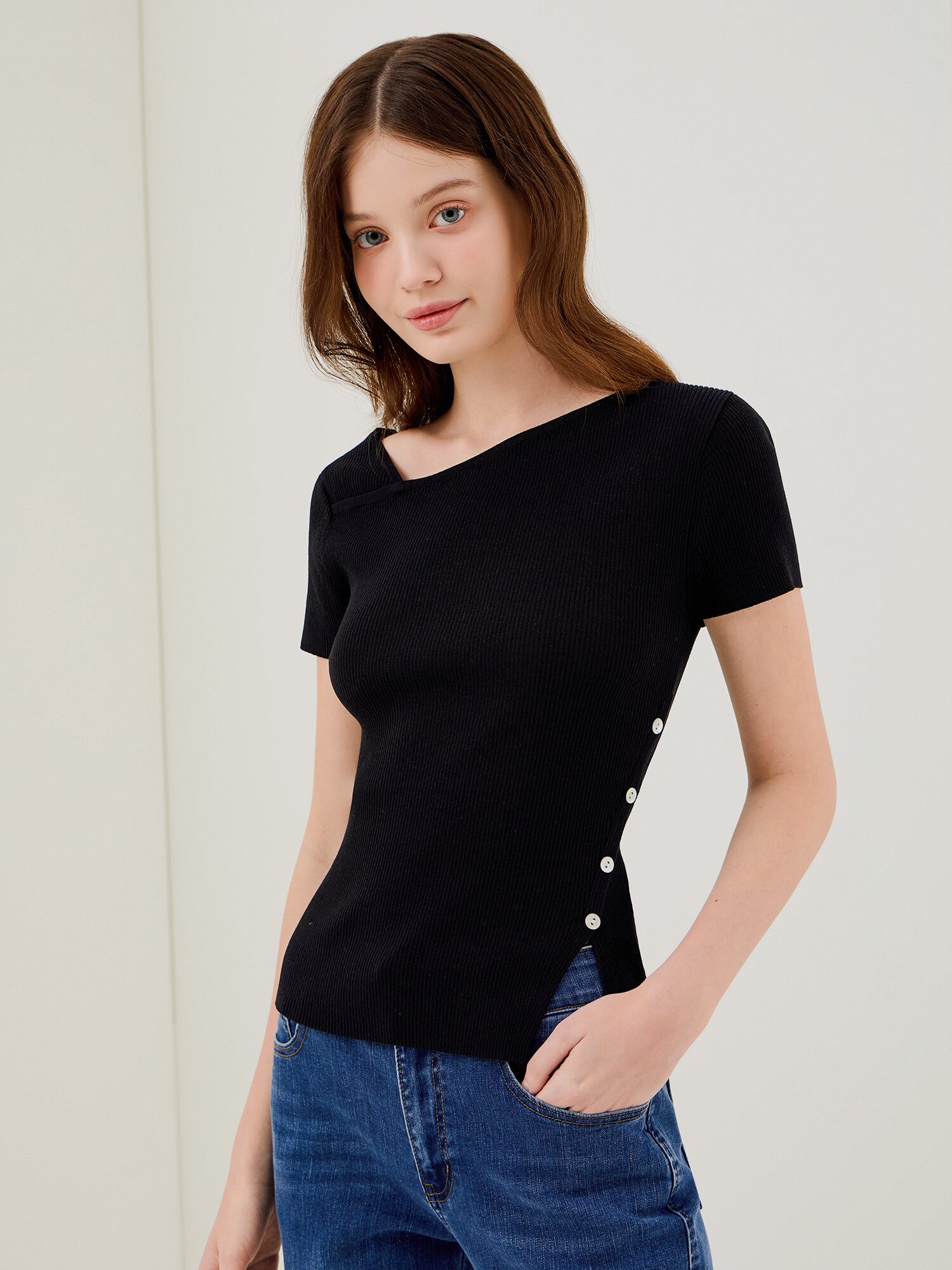 언밸런스 버튼 장식 풀오버 니트 (BLACK)