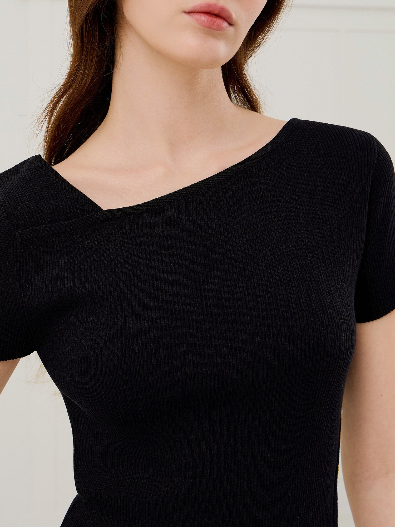 언밸런스 버튼 장식 풀오버 니트 (BLACK)