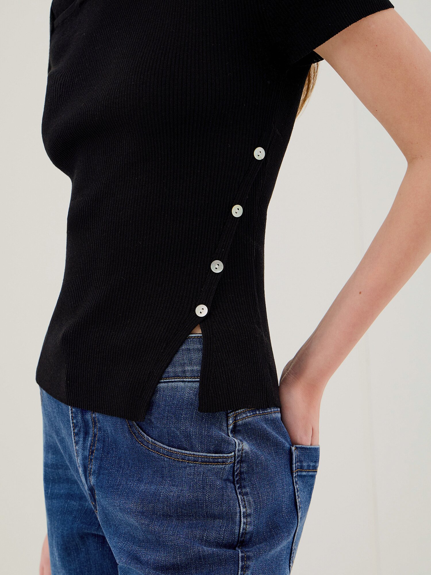 언밸런스 버튼 장식 풀오버 니트 (BLACK)