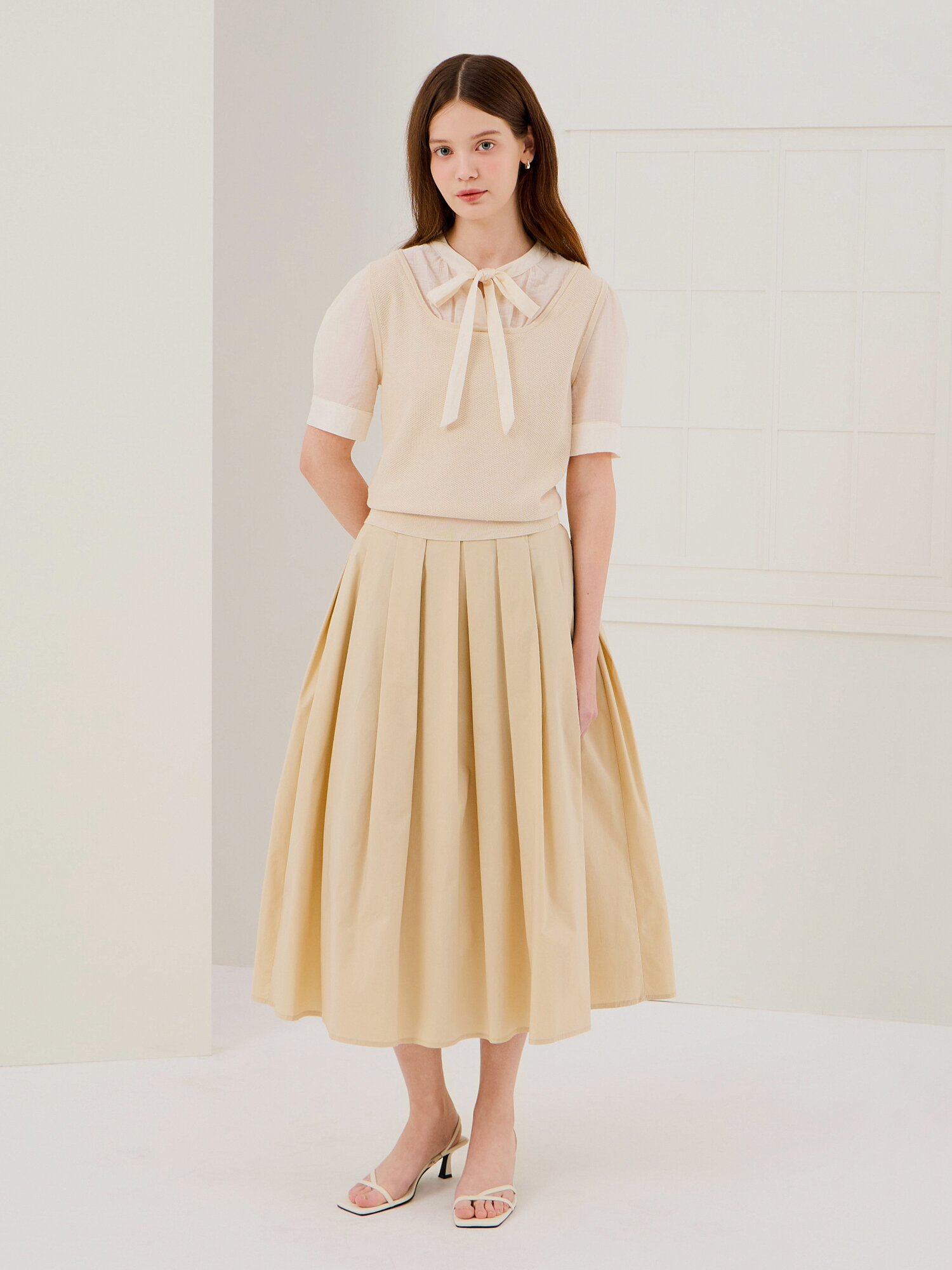 니트 배색 리본넥 블라우스 (BEIGE)