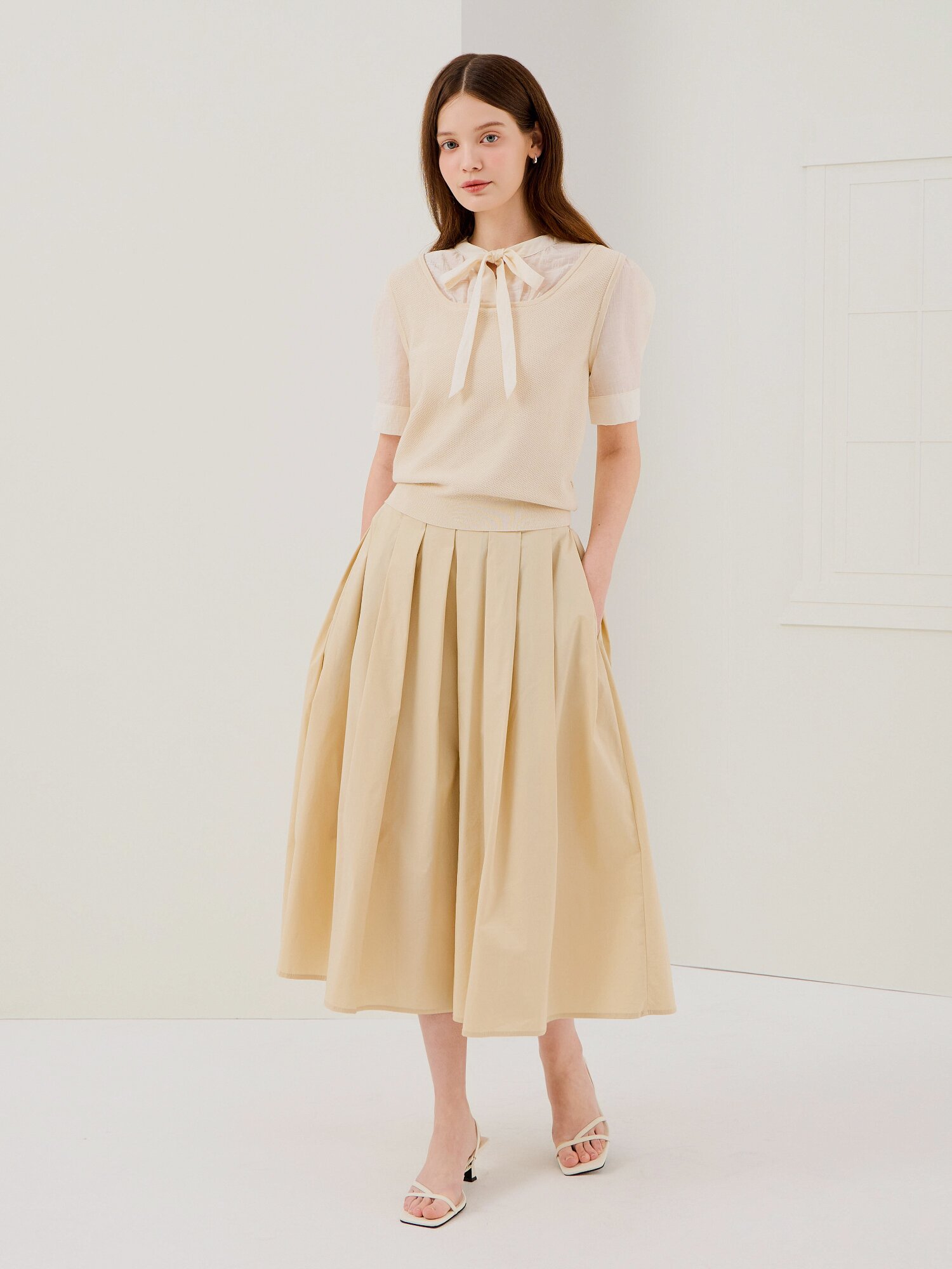 니트 배색 리본넥 블라우스 (BEIGE)