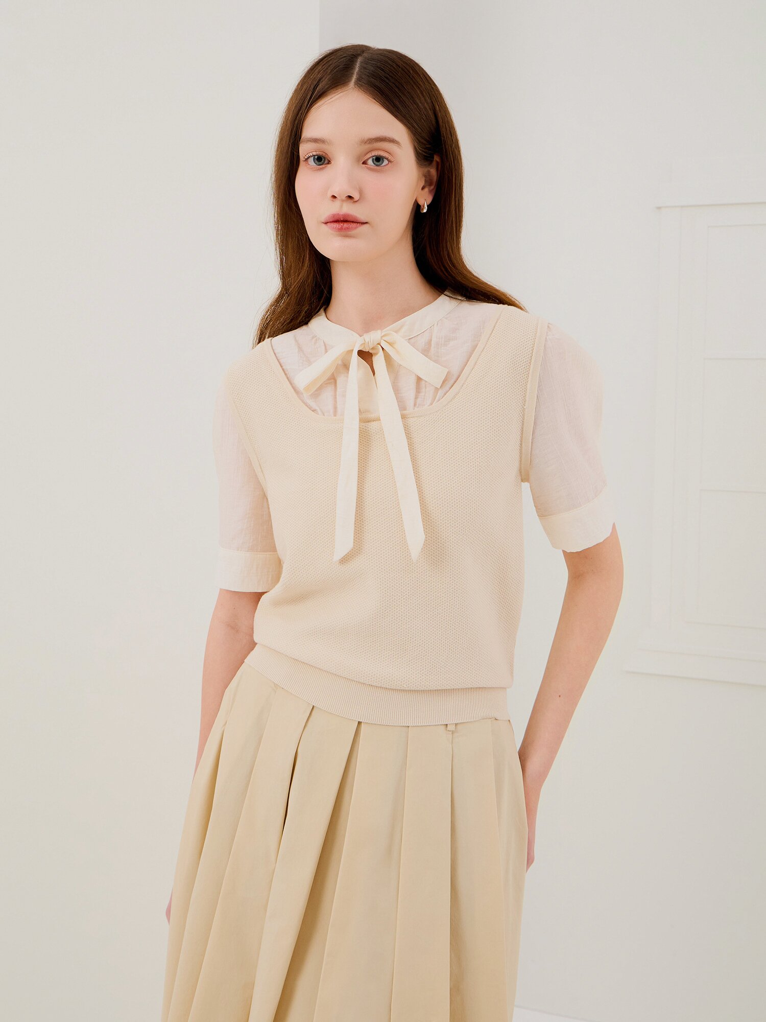 니트 배색 리본넥 블라우스 (BEIGE)