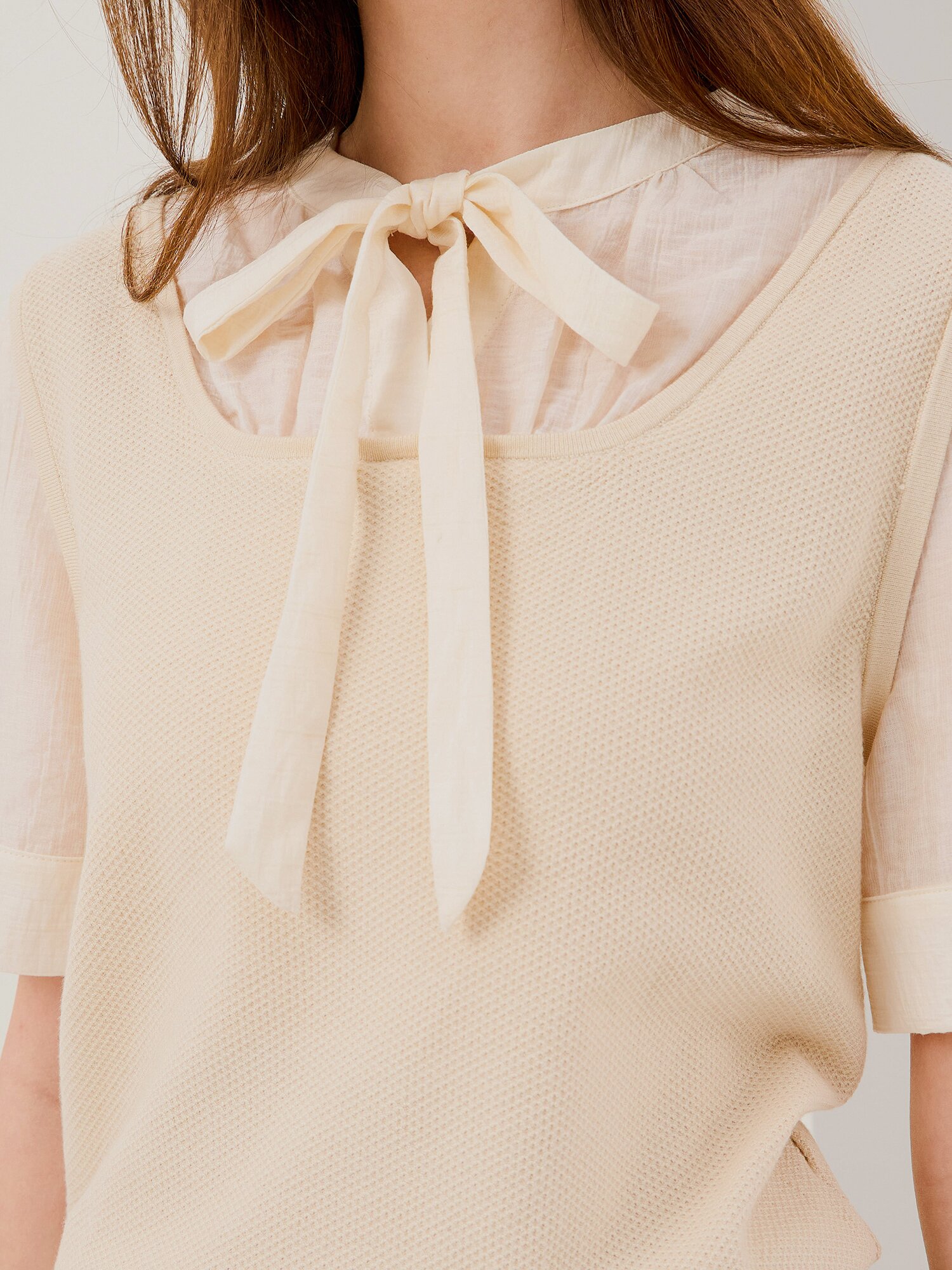 니트 배색 리본넥 블라우스 (BEIGE)