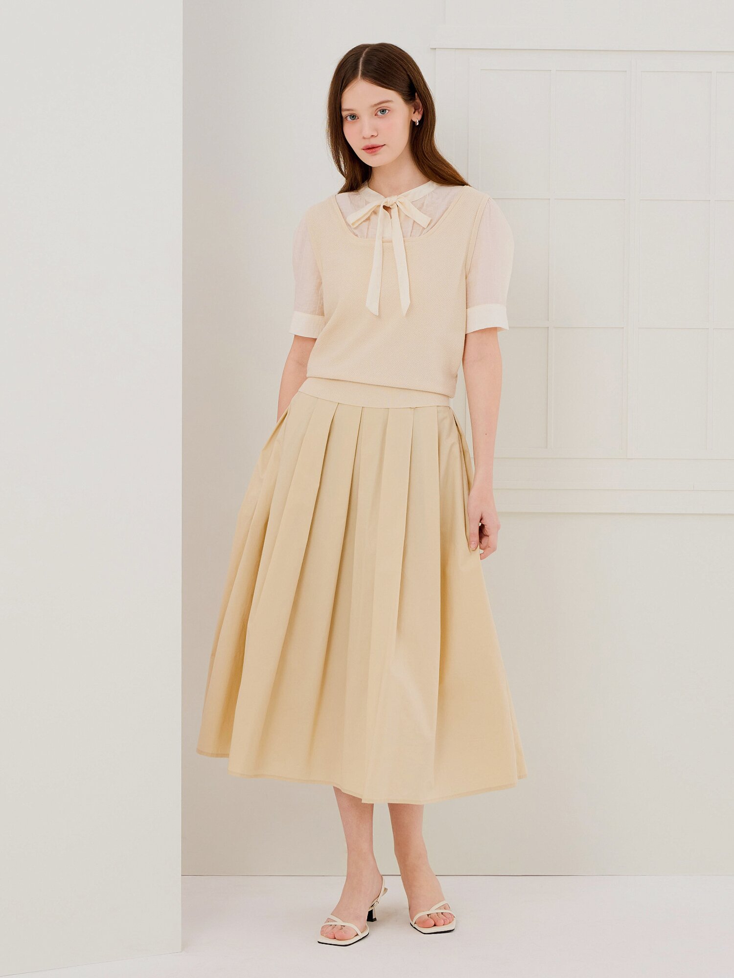 니트 배색 리본넥 블라우스 (BEIGE)