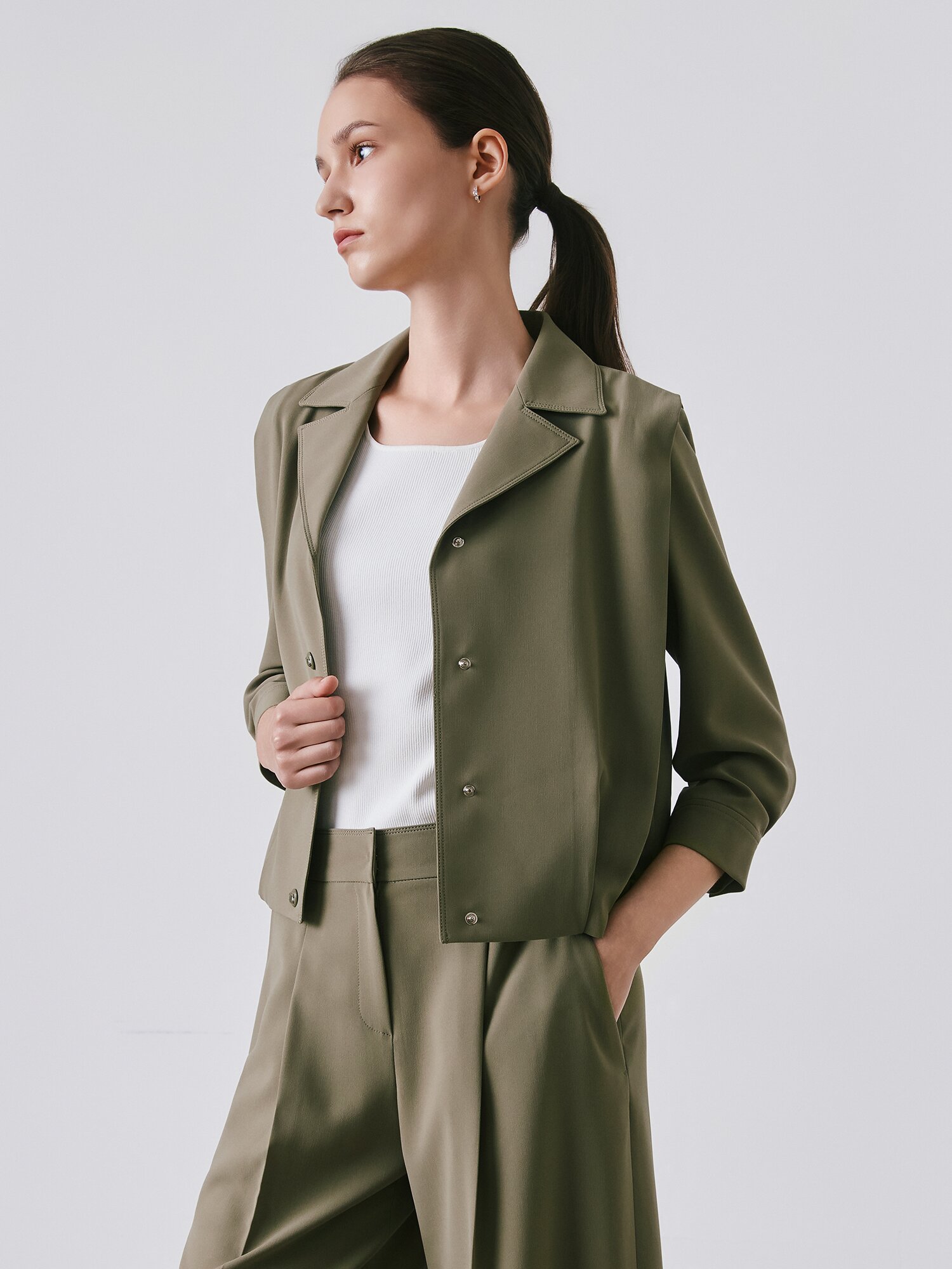 포멀 숄더 턱 오픈 칼라 재킷 (KHAKI)