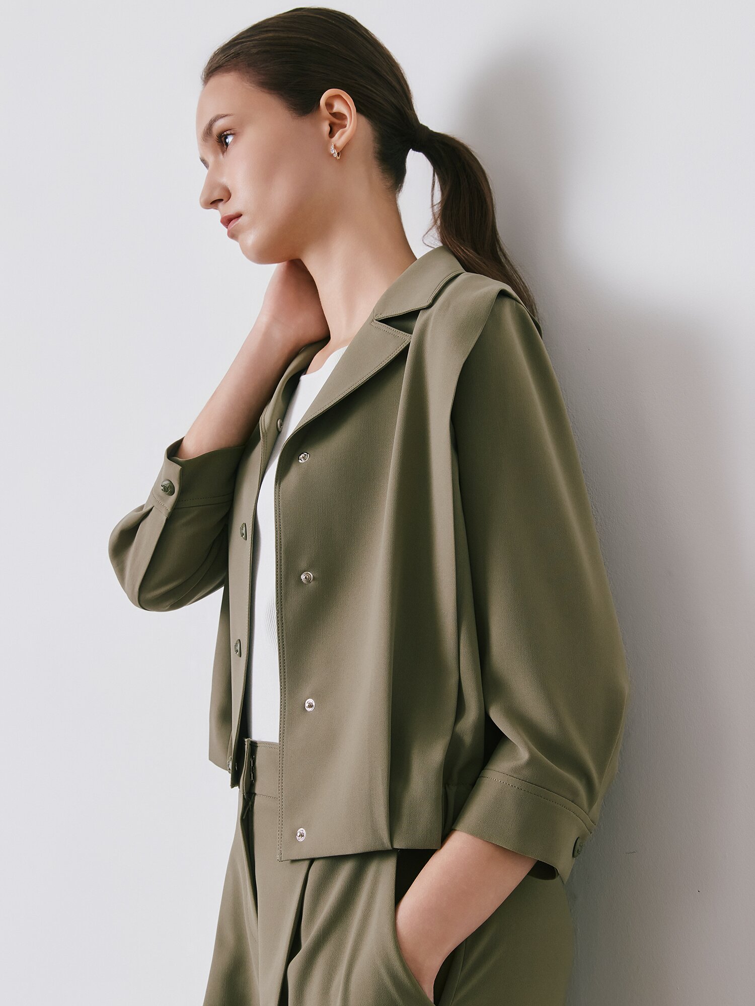 포멀 숄더 턱 오픈 칼라 재킷 (KHAKI)