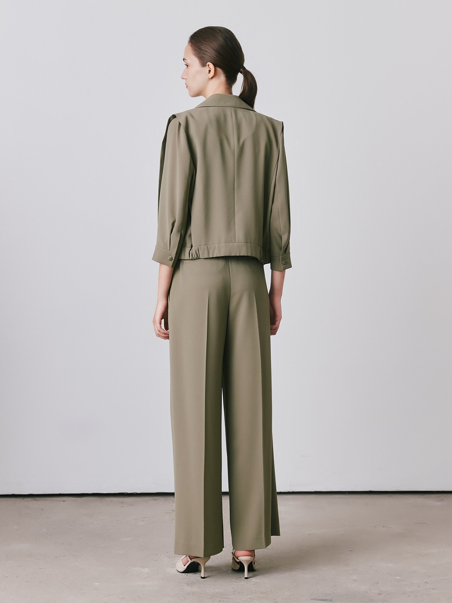 포멀 숄더 턱 오픈 칼라 재킷 (KHAKI)