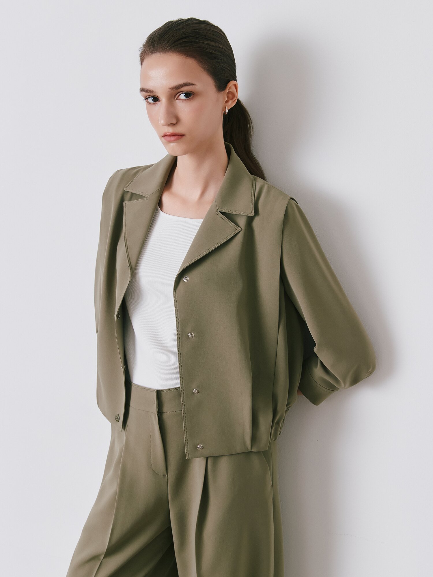 포멀 숄더 턱 오픈 칼라 재킷 (KHAKI)