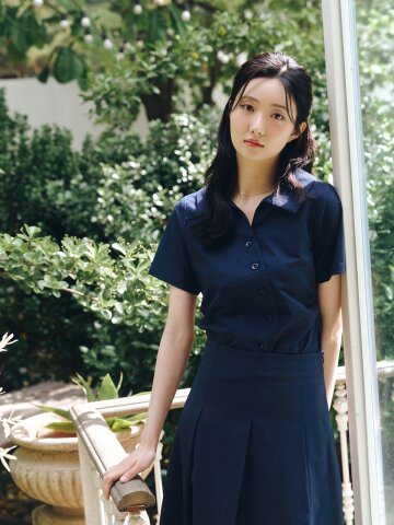 언밸런스 오픈 칼라 크롭 블라우스 
