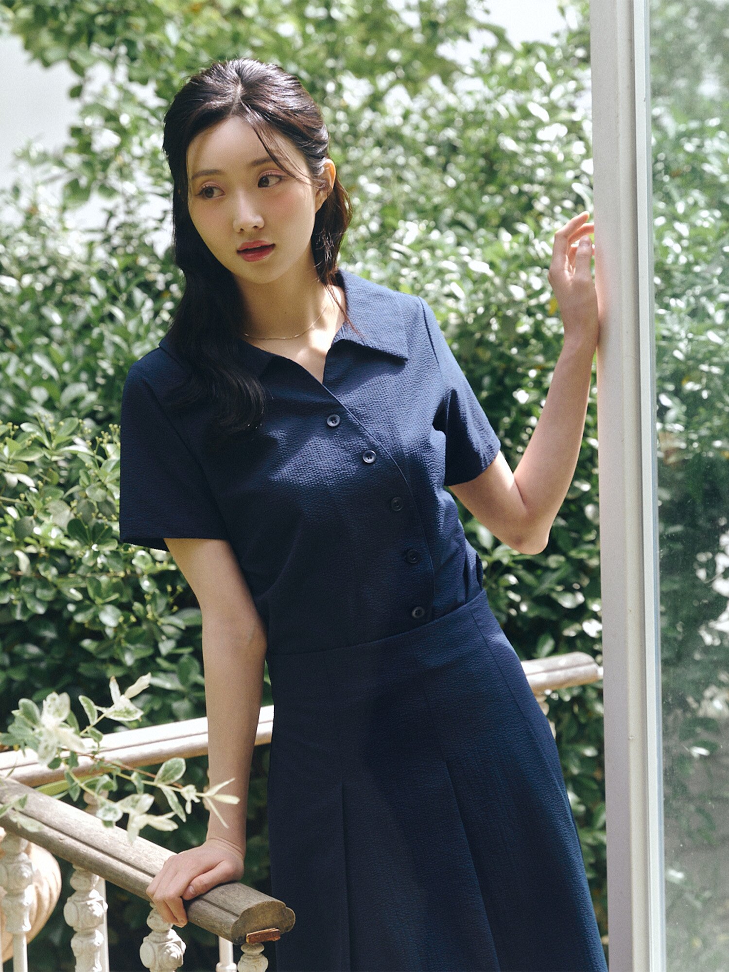 언밸런스 오픈 칼라 크롭 블라우스 (NAVY)