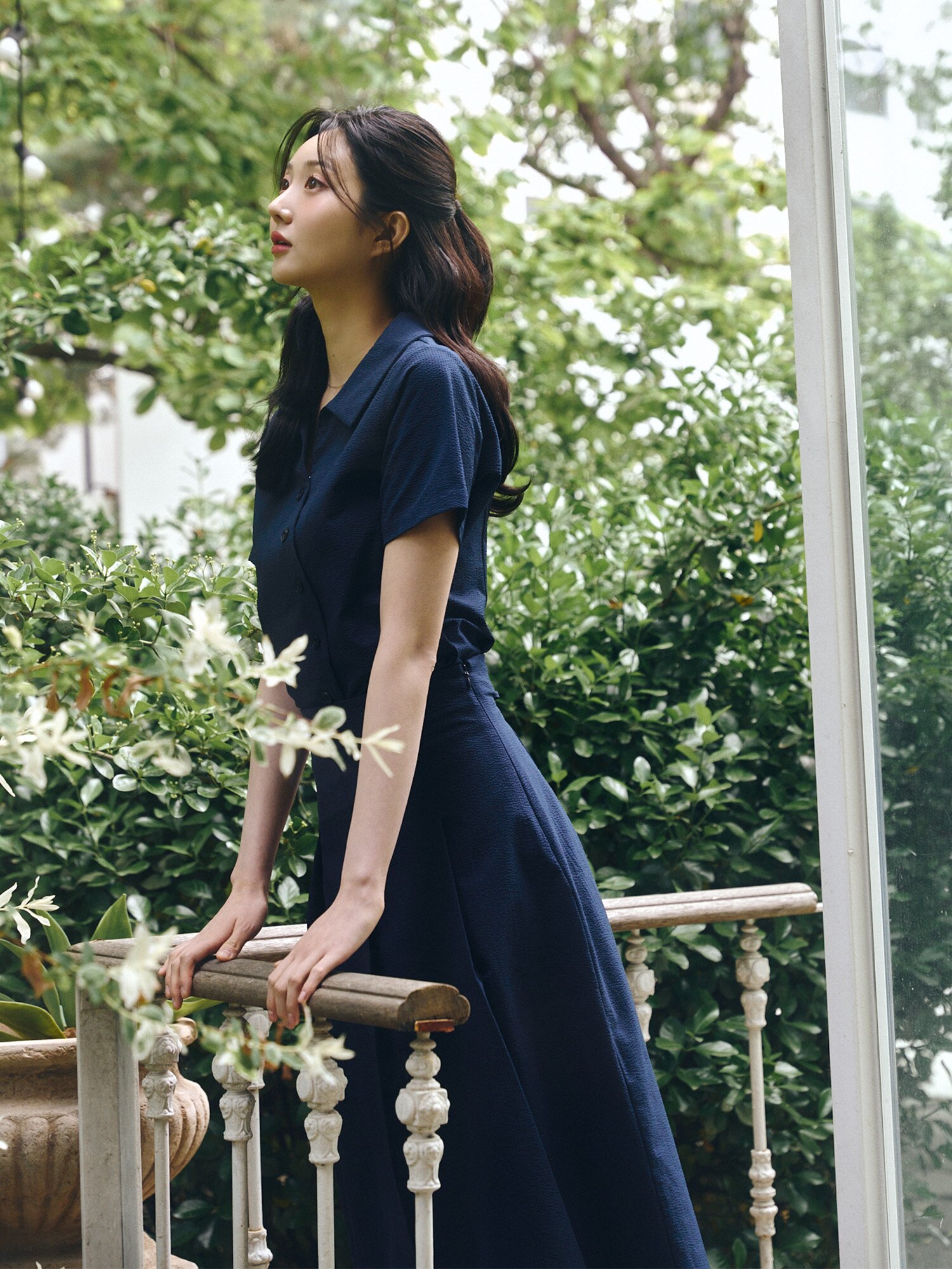 언밸런스 오픈 칼라 크롭 블라우스 (NAVY)