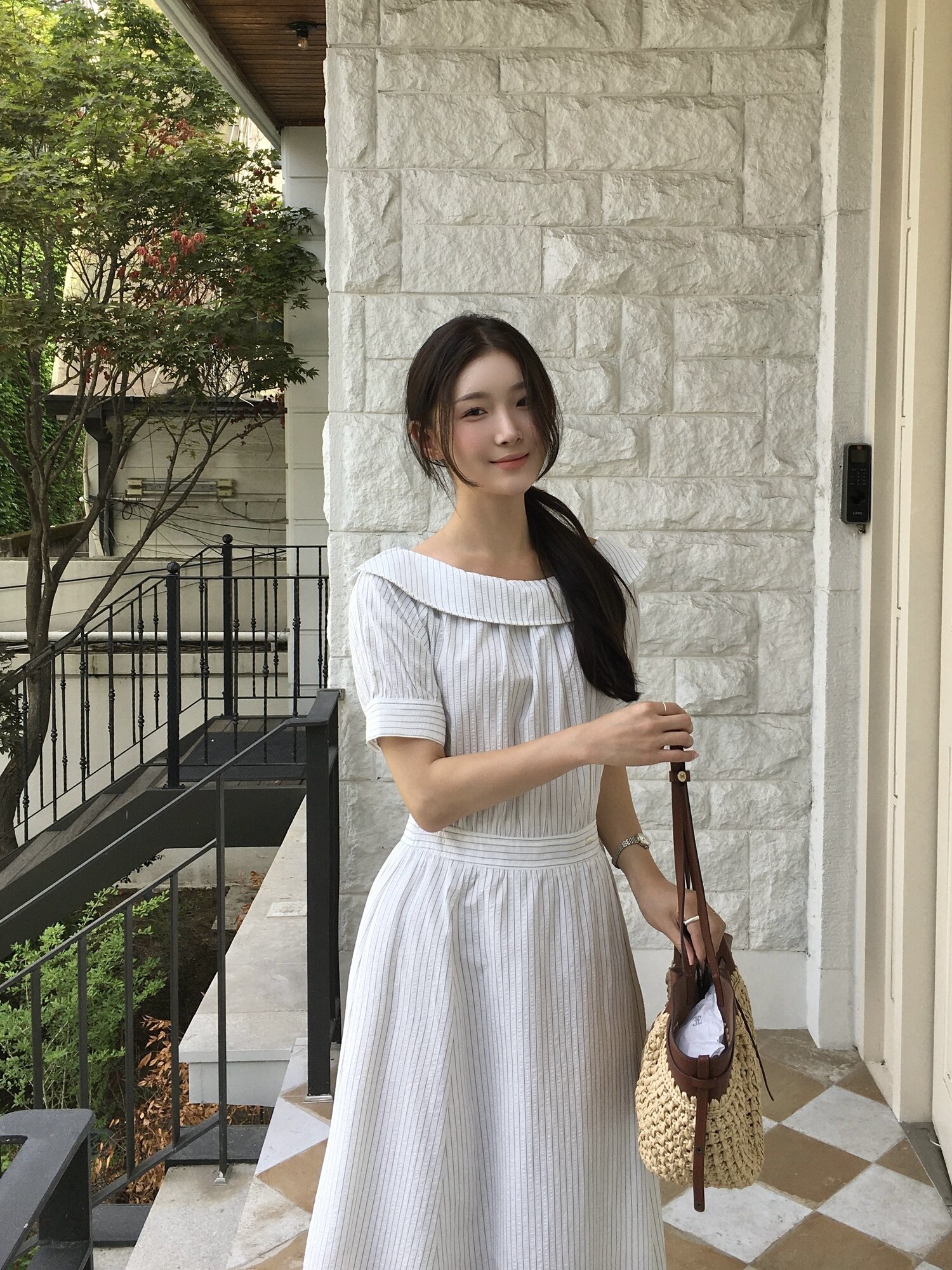 러플 오프 숄더 플레어 원피스 (WHITE STRIPE)