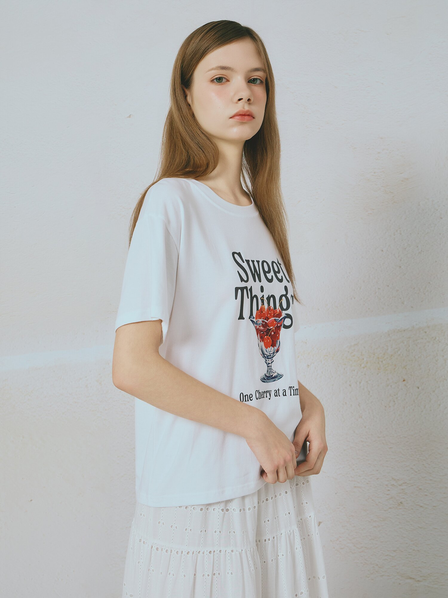 그래픽 라운드넥 티셔츠 (WHITE)