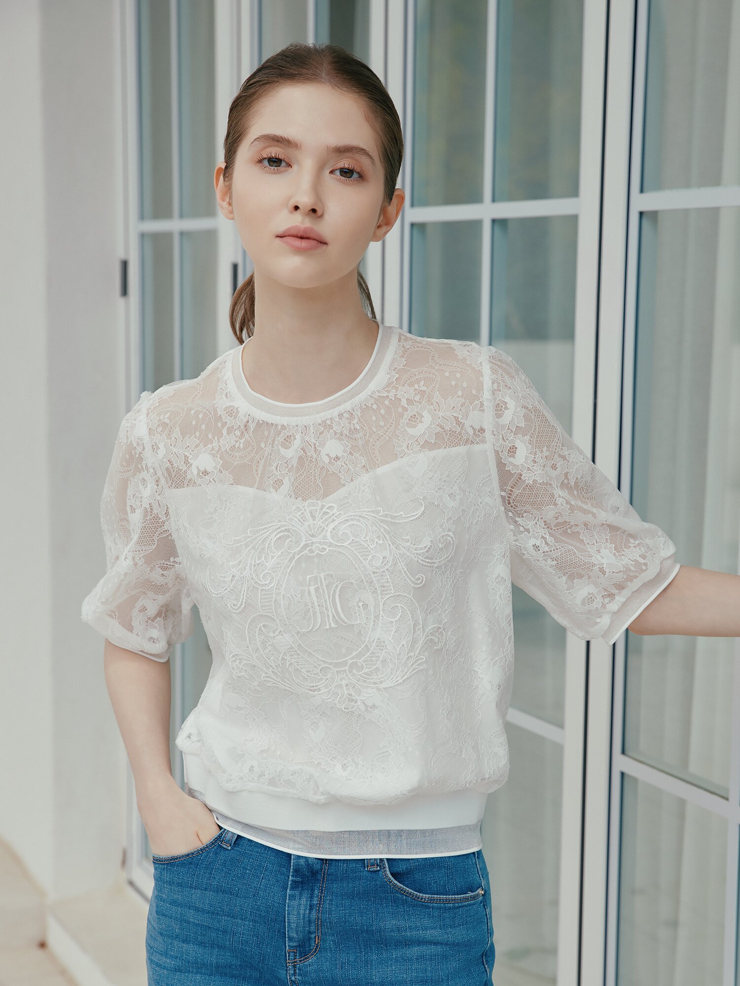 레이스 로고 자수 크롭 블라우스 (WHITE)