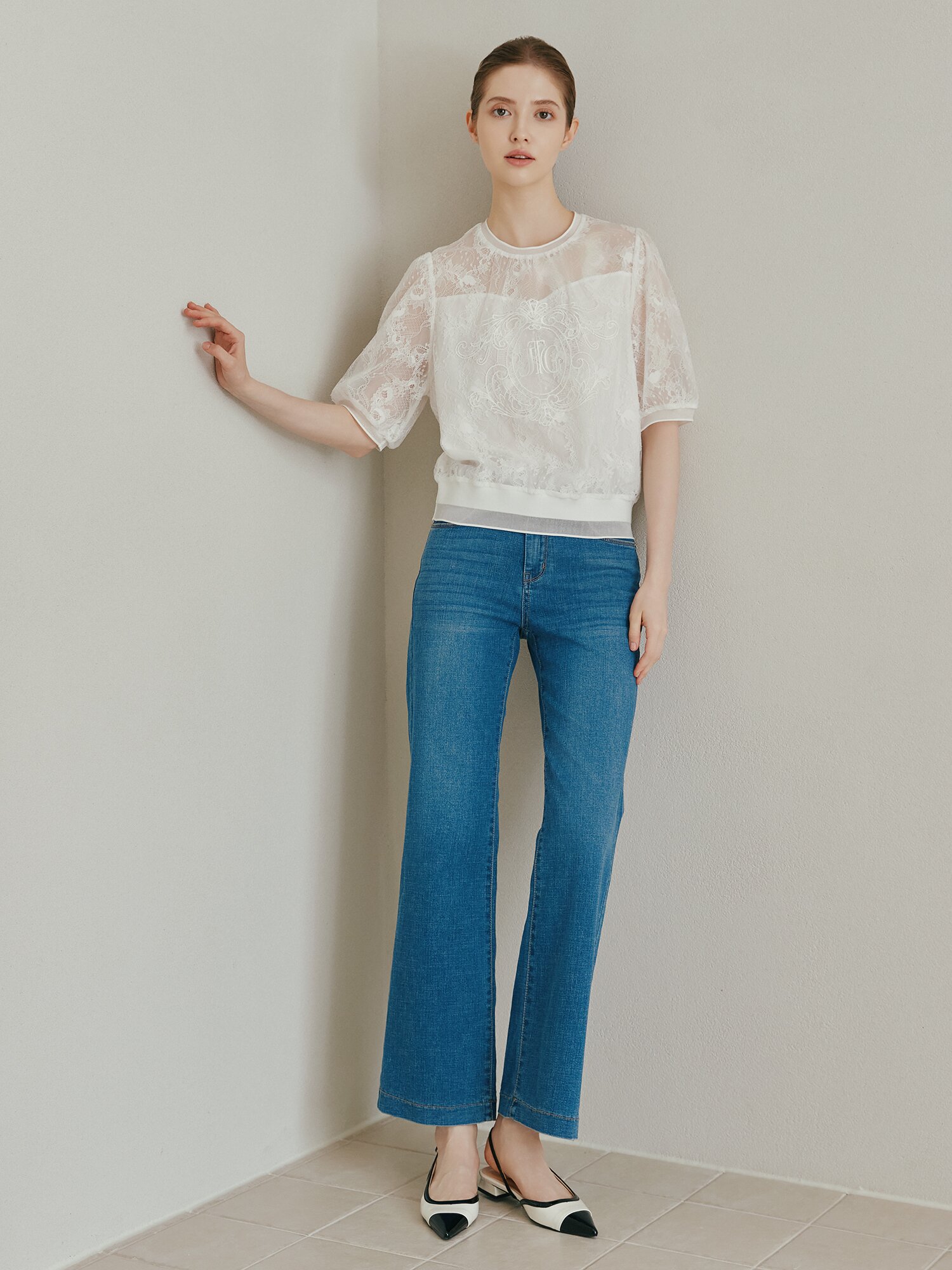 레이스 로고 자수 크롭 블라우스 (WHITE)