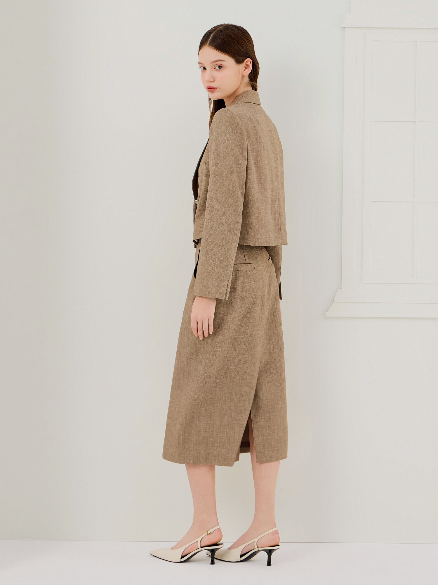 버튼 장식 슬릿 H라인 스커트 (DARK BEIGE)