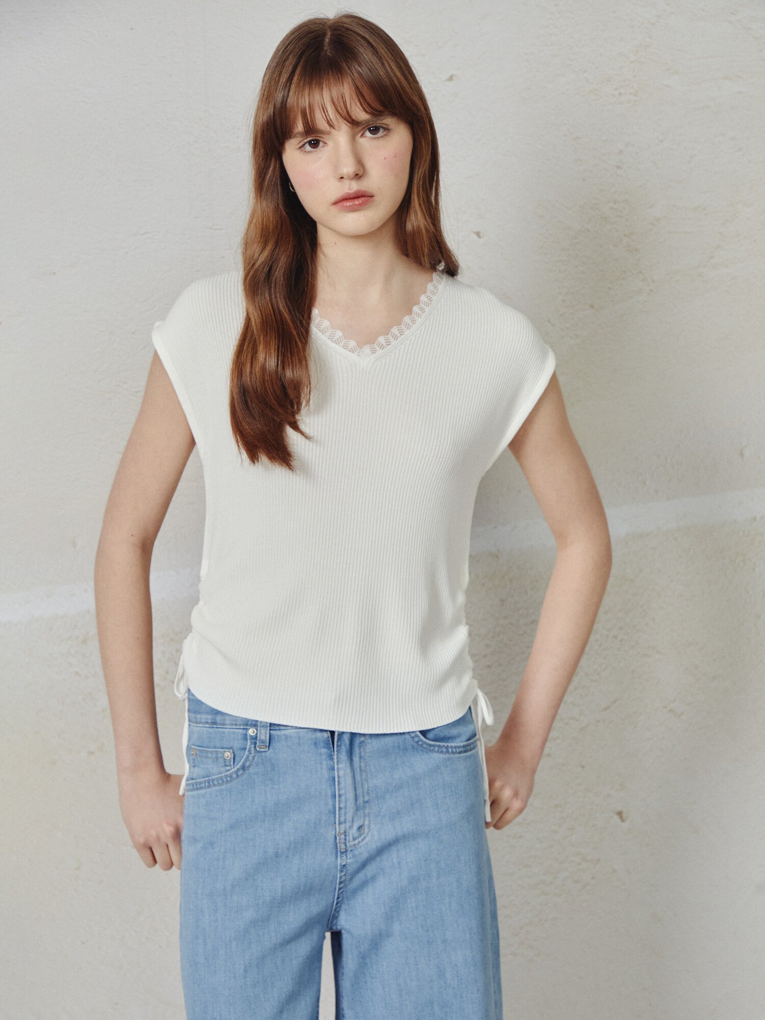 레이스넥 골지 슬리브리스 니트 (WHITE)