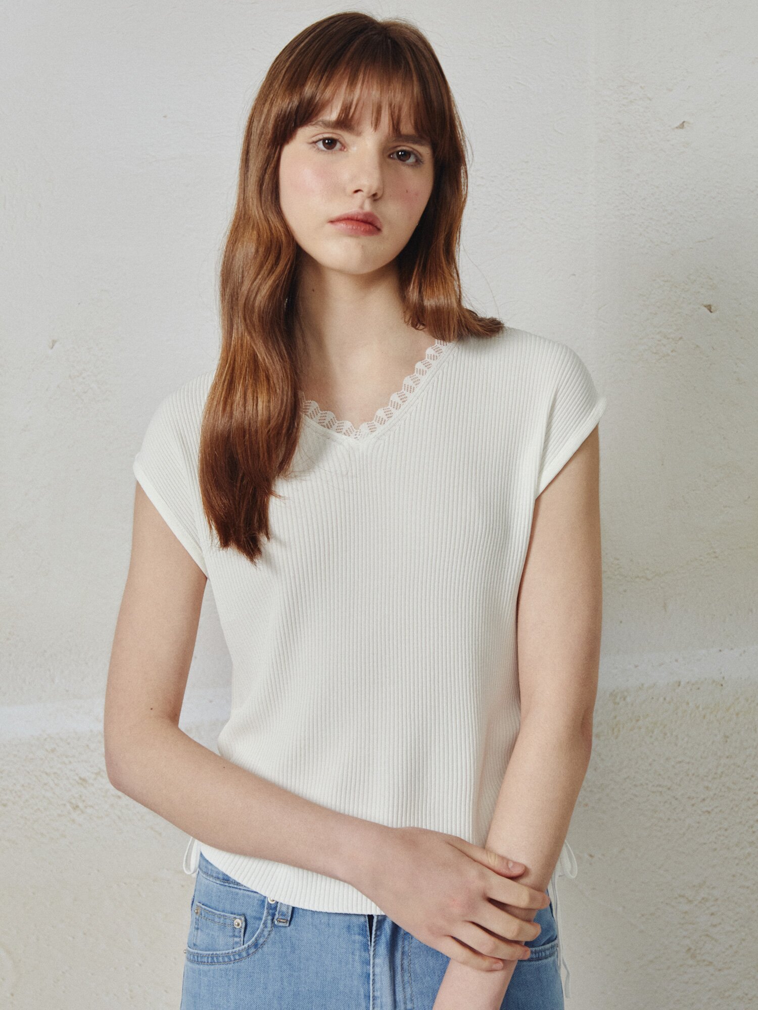 레이스넥 골지 슬리브리스 니트 (WHITE)