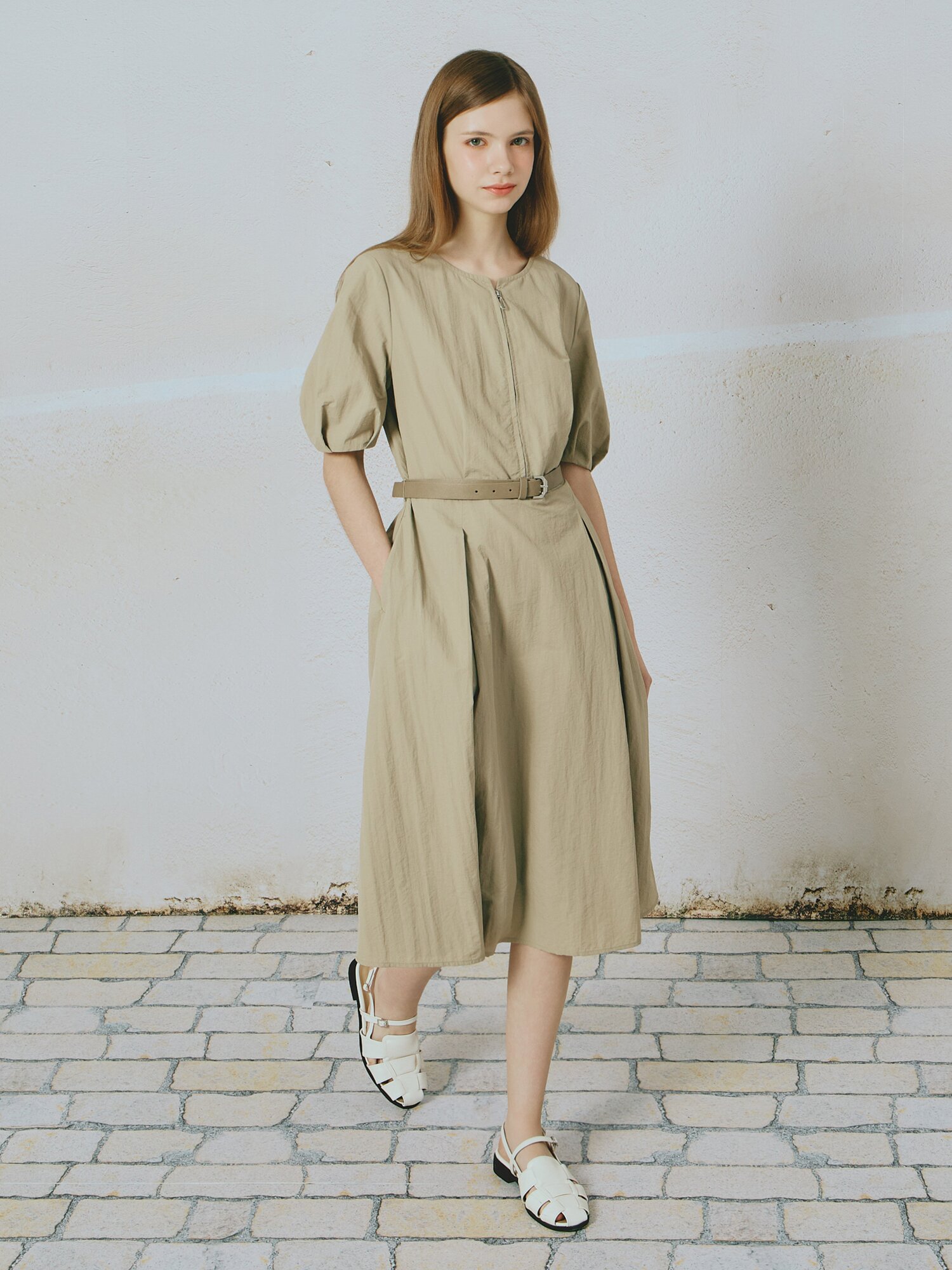 벨티드 퍼프 플레어 원피스 (BEIGE)