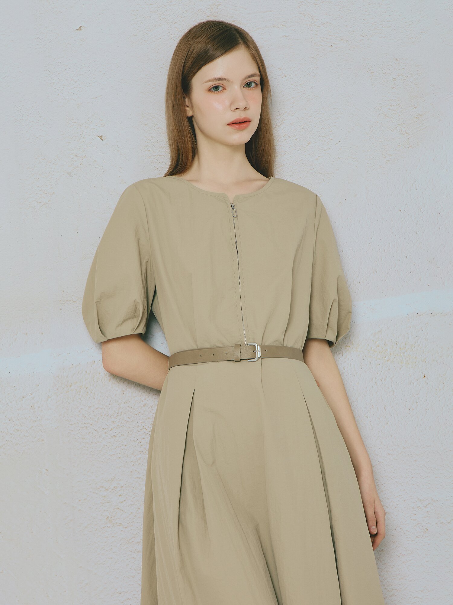 벨티드 퍼프 플레어 원피스 (BEIGE)