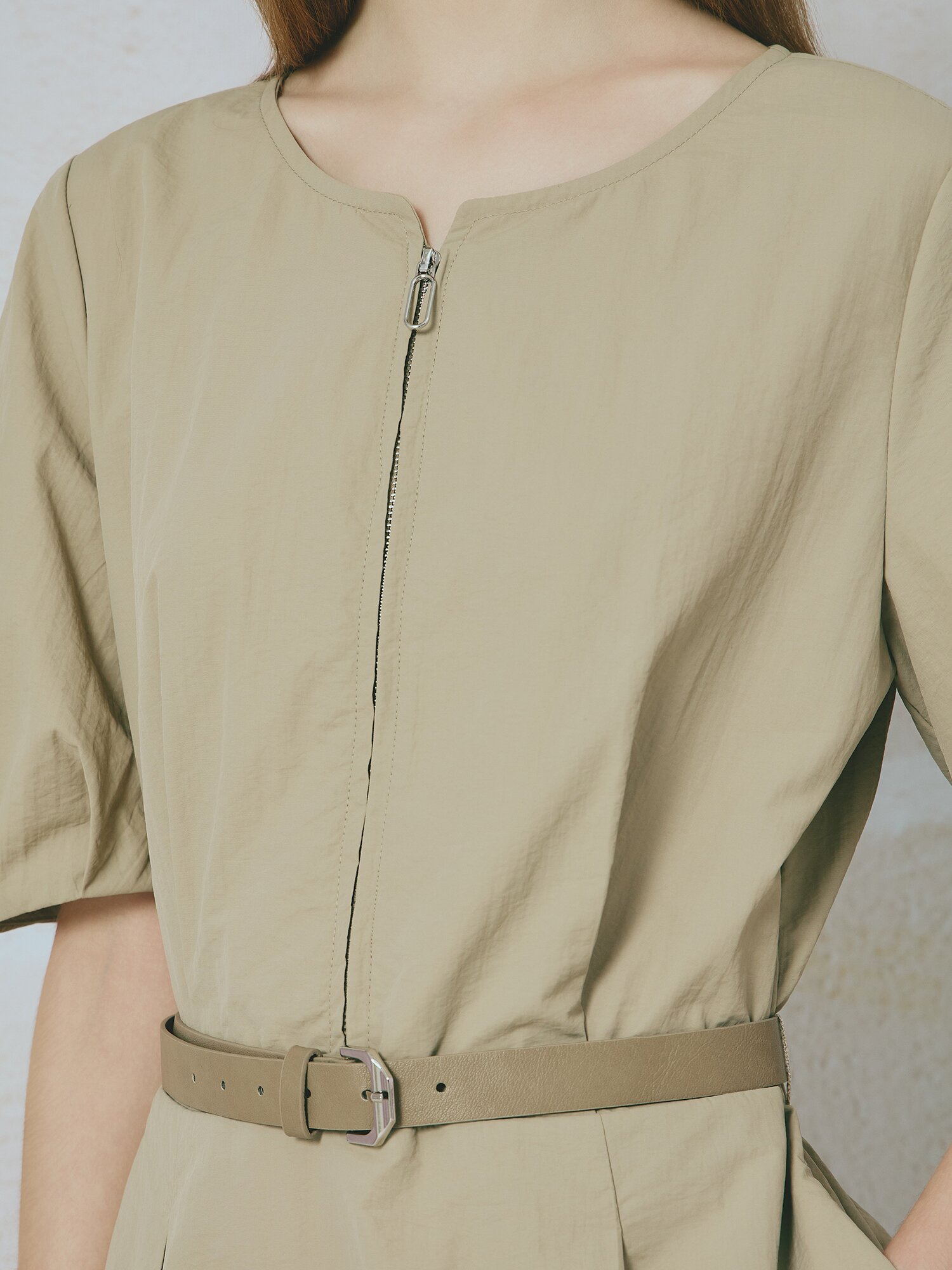 벨티드 퍼프 플레어 원피스 (BEIGE)