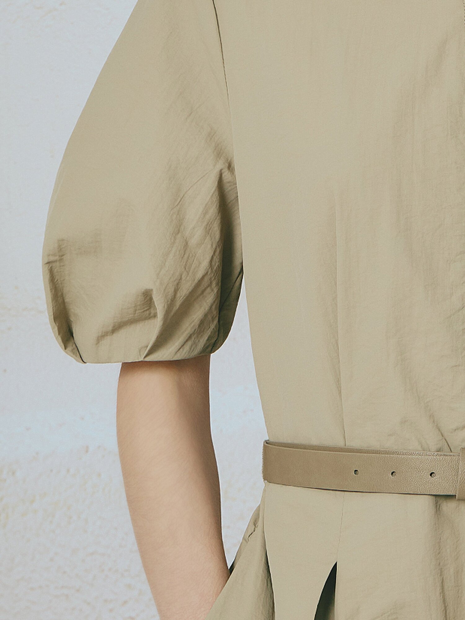 벨티드 퍼프 플레어 원피스 (BEIGE)