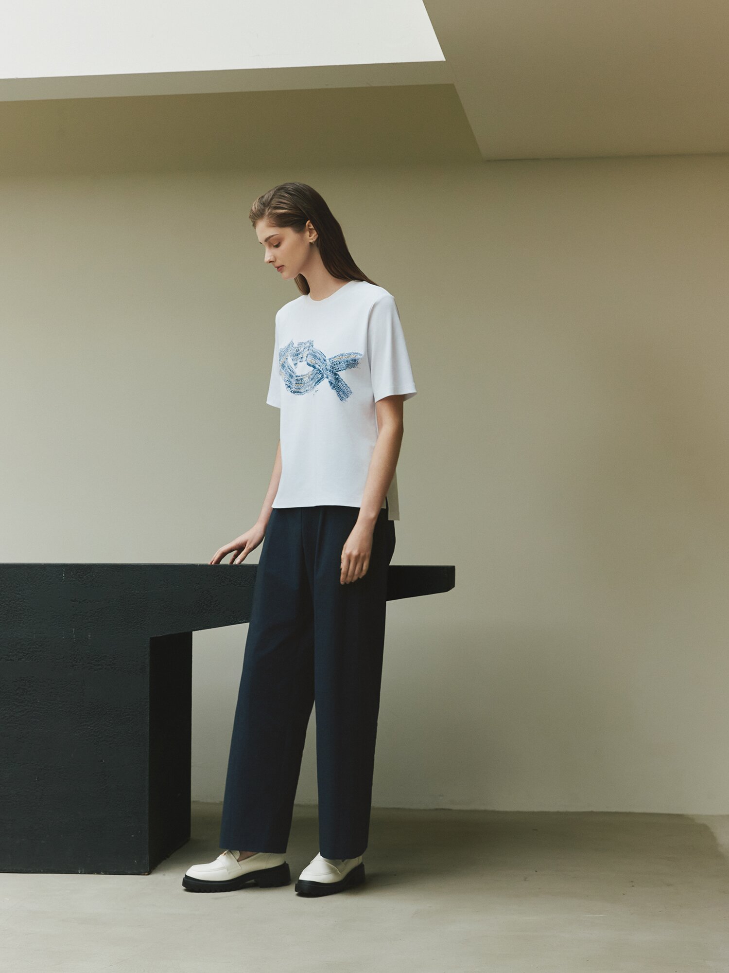 코튼 자수 프린트 비딩 티셔츠 (WHITE)