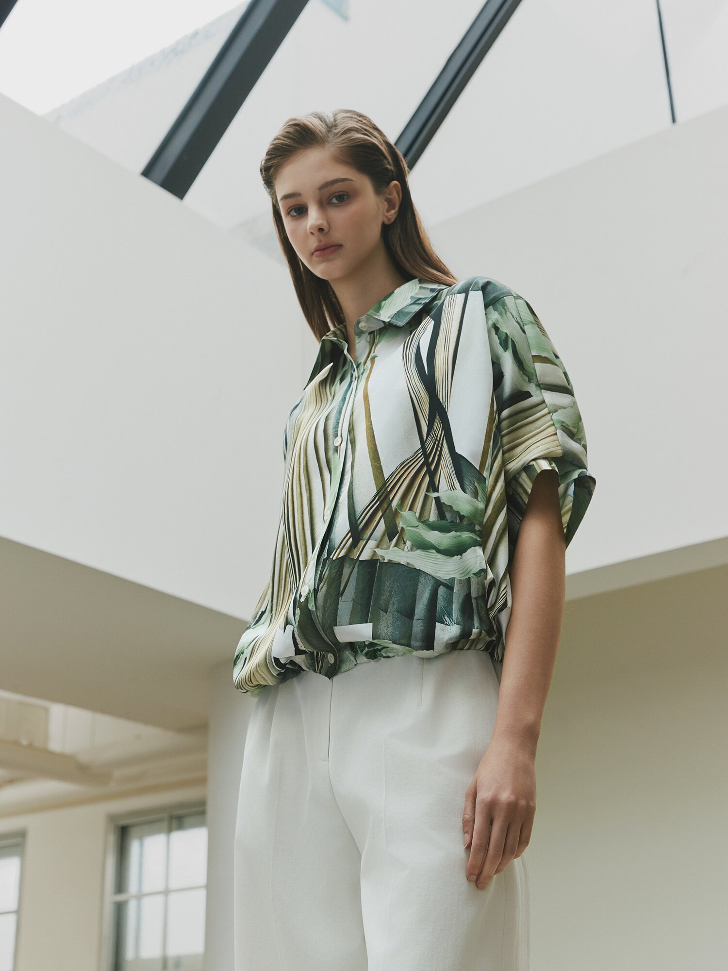 오버핏 새틴 스트링 블라우스 (PRINT GREEN)