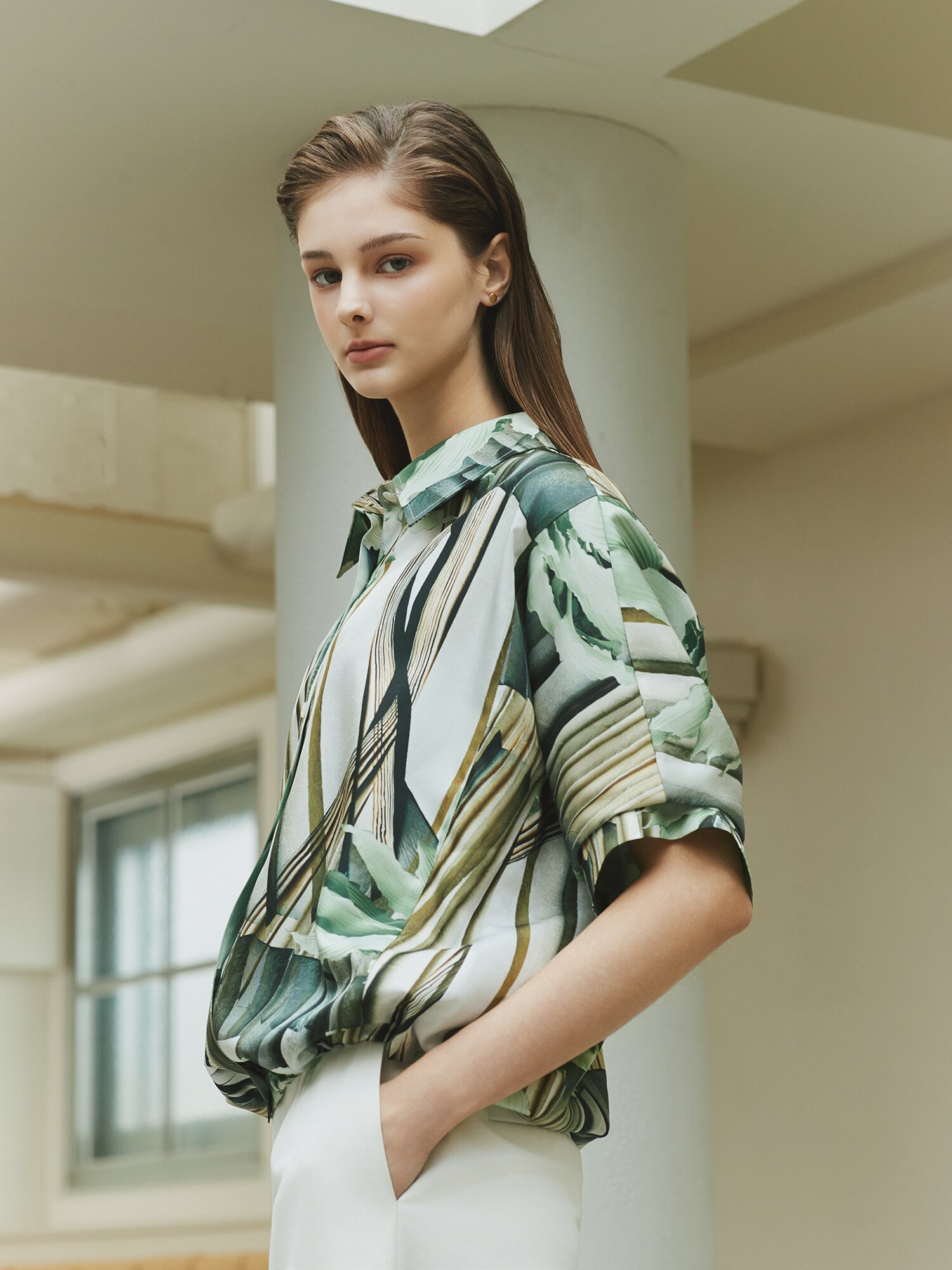 오버핏 새틴 스트링 블라우스 (PRINT GREEN)