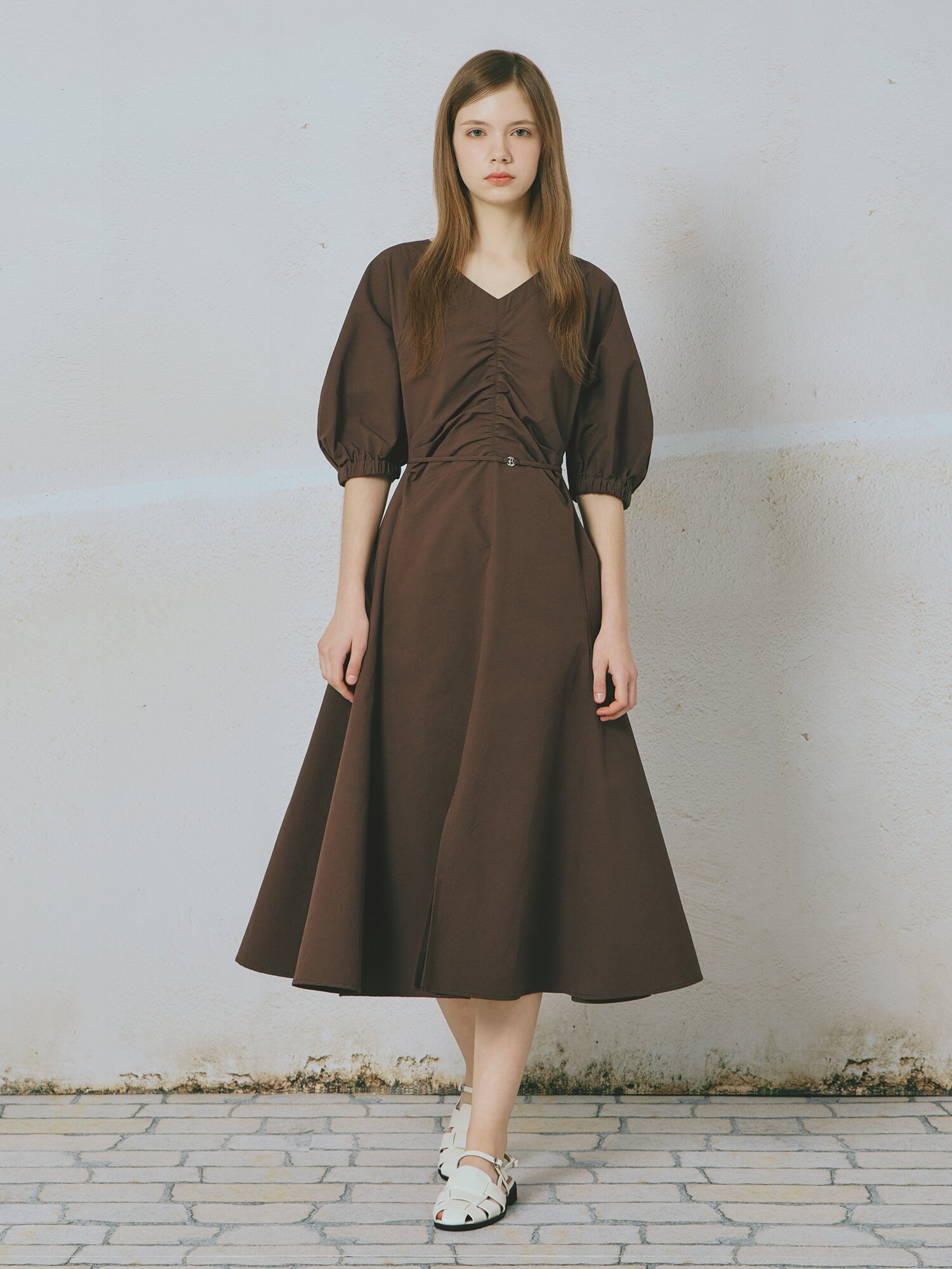브이넥 벨티드 셔링 롱 원피스 (BROWN)